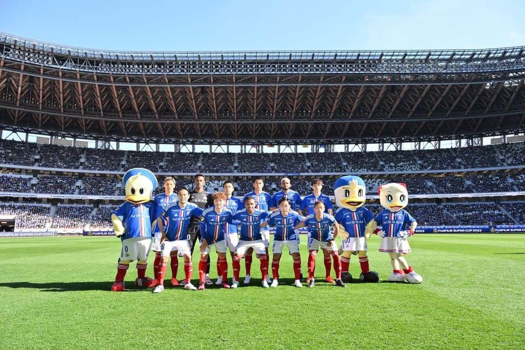 のインスタグラム：「_ まずは１つ🏆🔵⚪️🔴 #marinosfamily #fmarinos #横浜Fマリノス #newbalance #ZAMST」