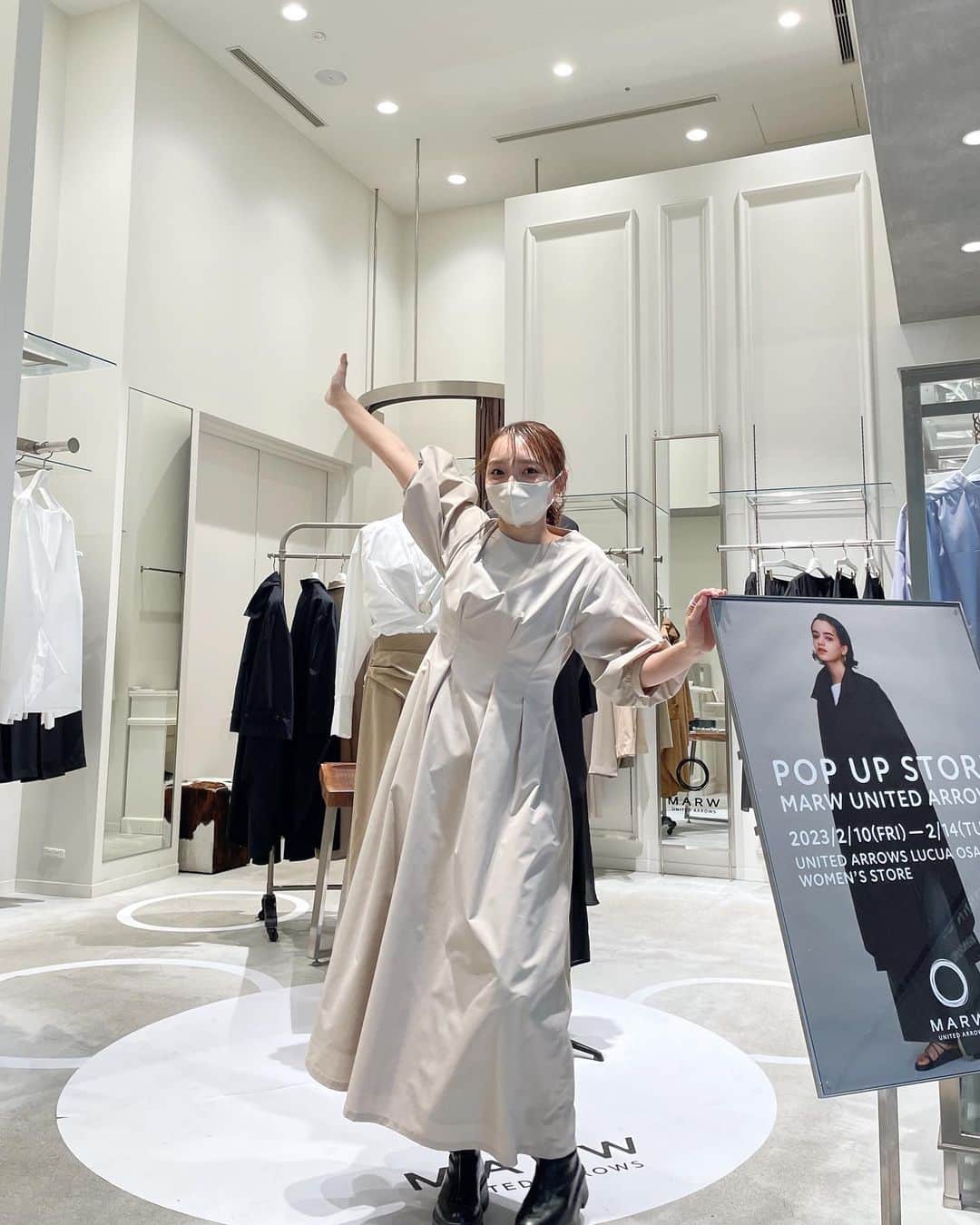 かんだまのインスタグラム：「ルクア大阪2日間、ありがとうございました🙇♡かなり短い時間での店頭でしたが、めちゃめちゃ楽しかったぁぁぁぁぁぁ！！！！！  振り返るとちょうど1年ぶりの大阪🙆‍♀️大阪ついて安室ちゃん聞きながらルンルンでエスカレーター乗ってたら左右間違ってて後ろからおっちゃんに突っ込まれるところから始まりましたが🙂🙇w  初めましての方からお馴染みの方まで多くの方にお会いできてもうめちゃめちゃ沢山パワーもらいました😭🫶 お会いできなかった方もスタッフさんから話を聞いたりメンションしてくださったりでしっかり伝わってます！皆様本当にありがとうございます🥲🙏  POPUPは2/14(火)まで。品切れになってしまってる商品も一部再入荷ありますので、店舗までお問い合わせ頂けますと幸いです🙇  そして、明日2/13(月)は12〜17時で渋谷スクランブルスクエアにいます。スタッフ一同心よりお待ちしております◎  #marwunitedarrows」