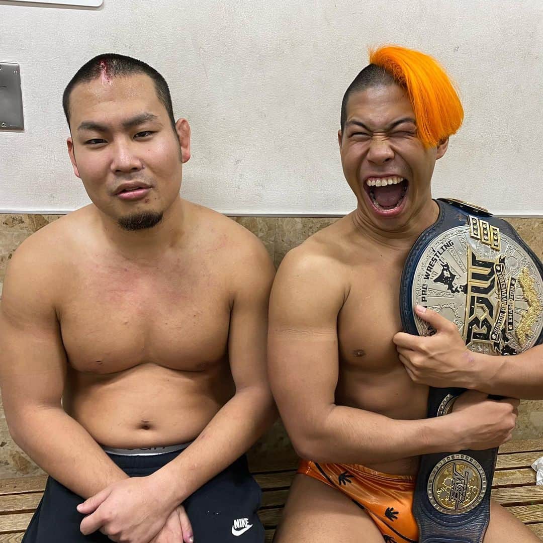 のインスタグラム：「BJW認定ジュニアヘビー11度目の防衛に成功しました！ 最強の挑戦者との最高の試合が出来て僕は本当に幸せ者です。 笑顔が取り柄なのにマイクは感極まっちゃったけど。 もっともっと自信を持って突き進んでいきます！ 次は5/4 横浜武道館だ！ #bjw」