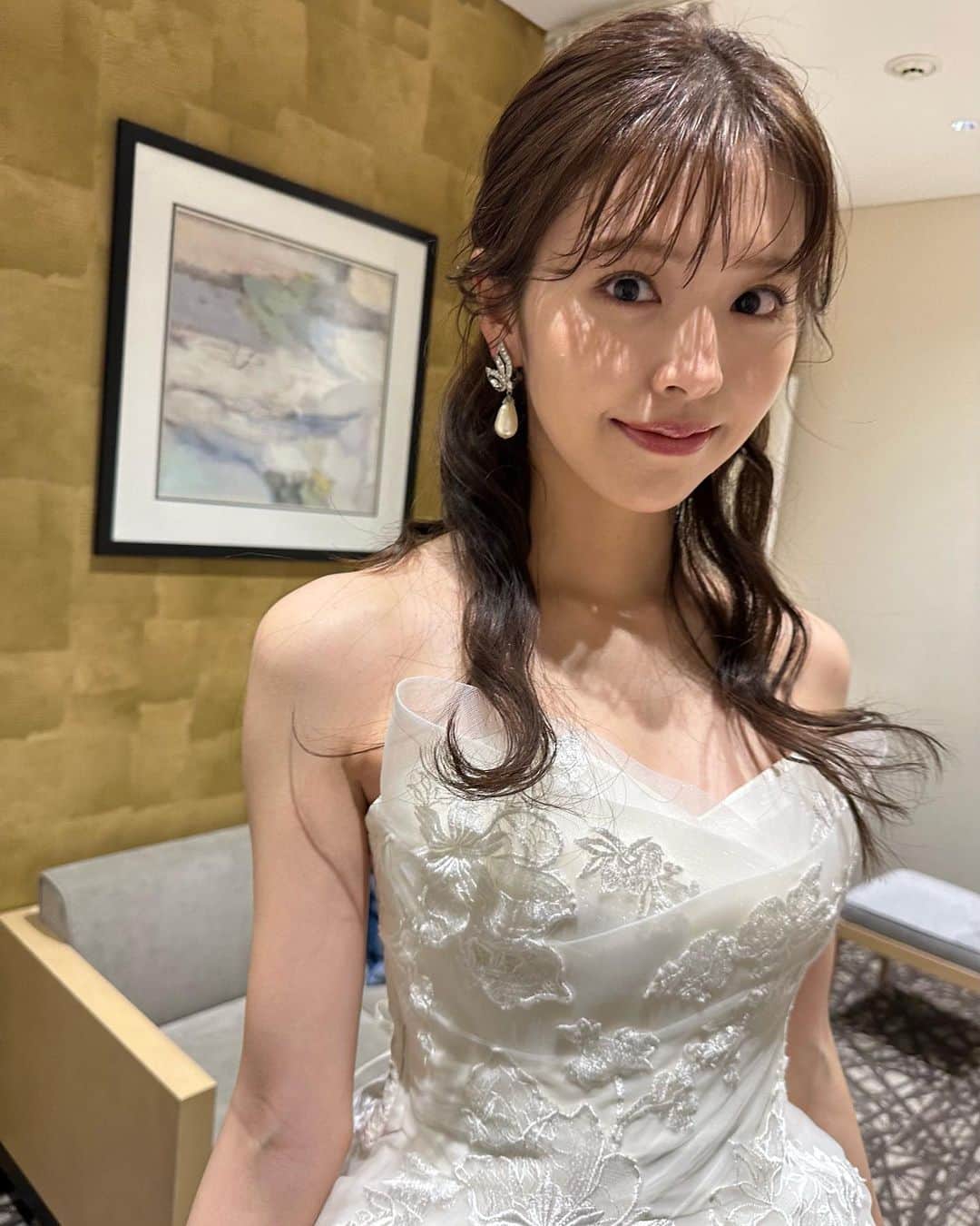 鈴木ゆうかのインスタグラム：「.  ドレス&トークショー ご来場いただきありがとうございました  驚くくらい本当にたくさんの方にお越しいただき感激でした 幸せな時間をありがとう🥲  みんなたこ焼き食べたかな？ ねずみカラーの衣装なの気づいたかな？ ドレスはどっち派？ 楽しかったね！  #ホテルロイヤルクラシック大阪 #インエッセンス」