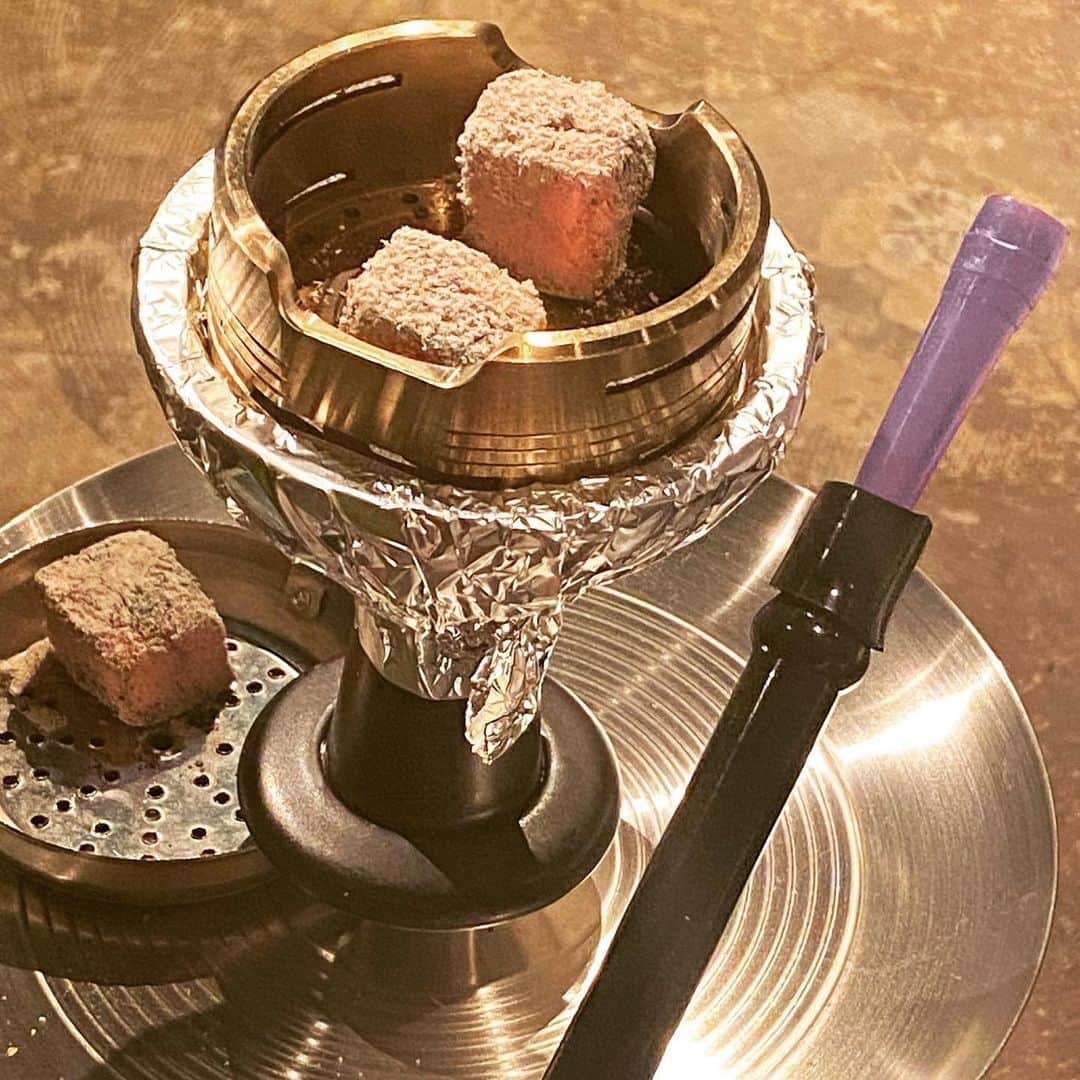 姉agehaさんのインスタグラム写真 - (姉agehaInstagram)「シーシャバーC.STAND神田店✨✨  シーシャバーってめちゃくちゃ店舗多いけどシースタンドはシーシャのシェア3人分まで無料、ドリンク1杯90円とかで安すぎ😭💕💕  電源とWi-Fiも使い放題だから打ち合わせや作業に最適🙆‍♀️✨✨  ご飯の持ち込みも可❣️  神田店は2/13オープンです💕  #シースタンド神田　#神田シーシャ　#神田バー　#東京シーシャ」2月12日 21時28分 - aneageha