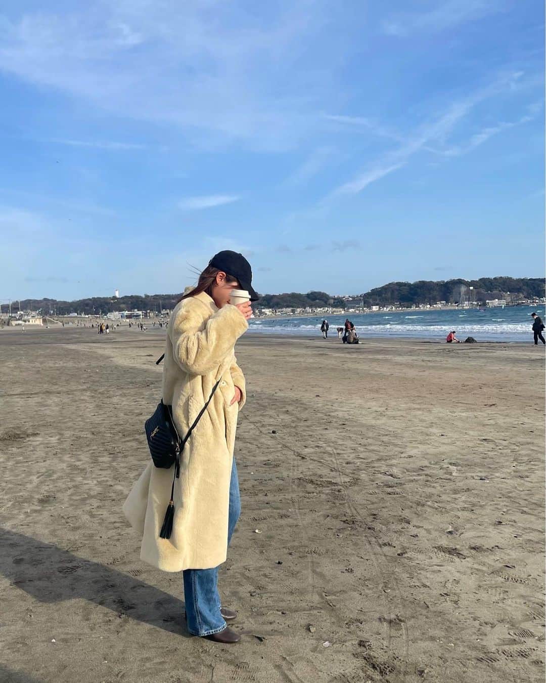 夏希リラさんのインスタグラム写真 - (夏希リラInstagram)「春みたいな暖かさの休日は鎌倉で1日ゆっくり過ごしました🌱♡ 海に行くとやっぱリフレッシュされるしエネルギーチャージされる💪❤️  鎌倉はまだまだ行きたいお店たくさん！これから開拓していきたい🐣🎵  #鎌倉 #湘南 #長谷 #由比ヶ浜 #カフェ #パニーニ #ファーコート #デニムコーデ #休日」2月12日 21時30分 - rira_buu