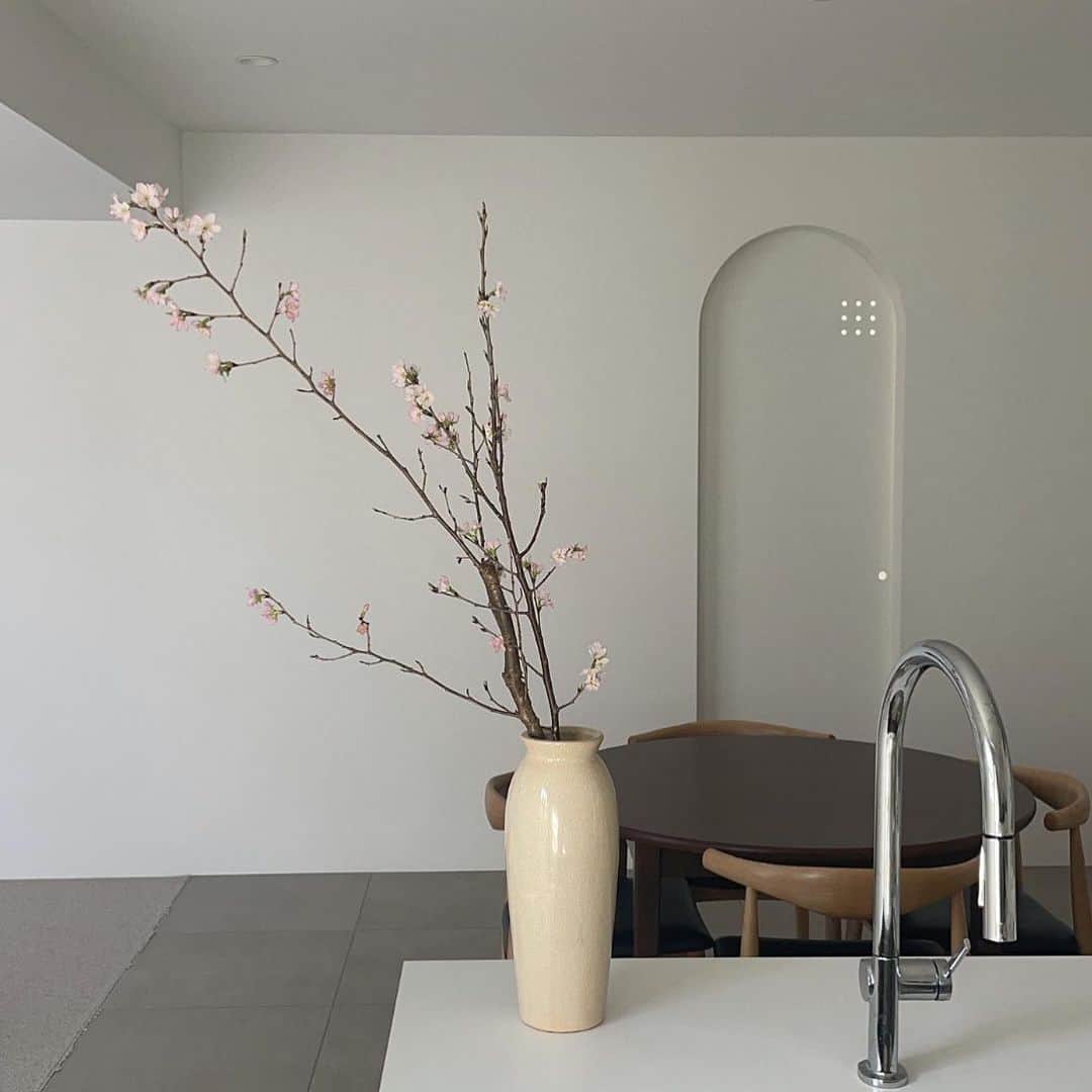  erikaのインスタグラム：「🌸  #マイホーム#マイホーム記録#平家#平屋#建築家とつくる家#キッチン#リビング#花のある暮らし#桜#枝物#枝物のある暮らし#インテリア#花瓶#円卓#ダイニングテーブル#キッチンタイル#垂れ壁」