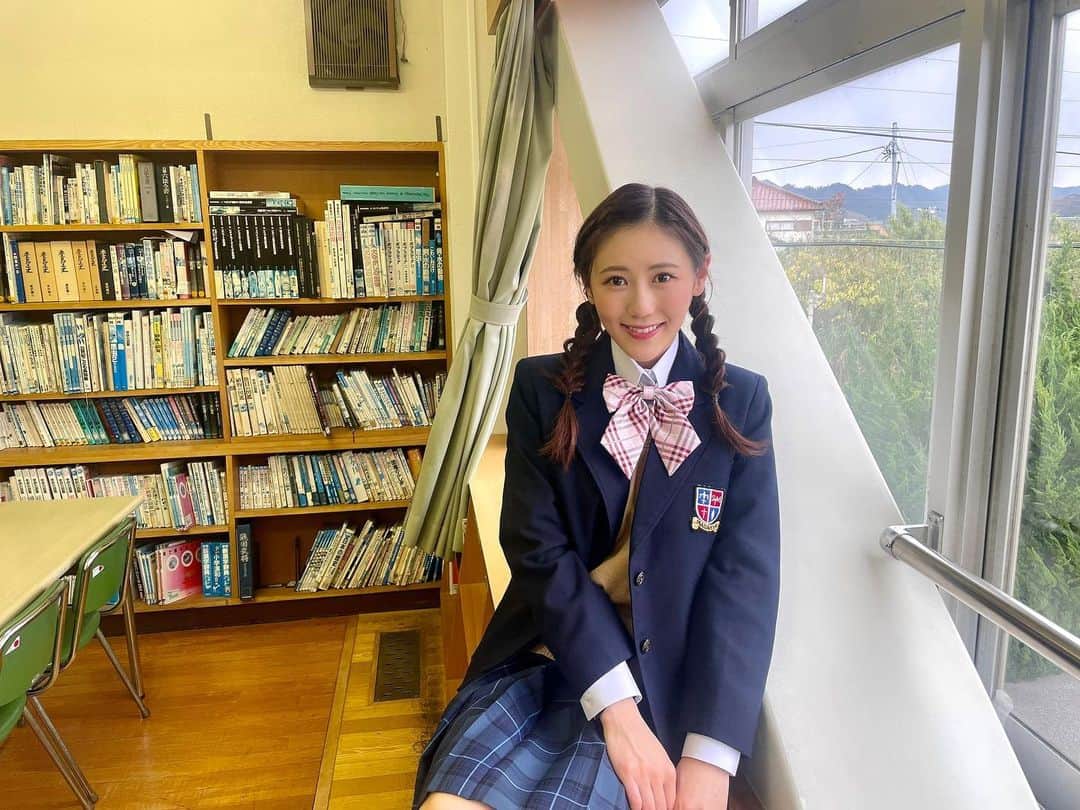 西野未姫のインスタグラム：「久しぶりに制服着た😳💓  #人妻になって初制服 #制服おさげ #まだいけますかね」