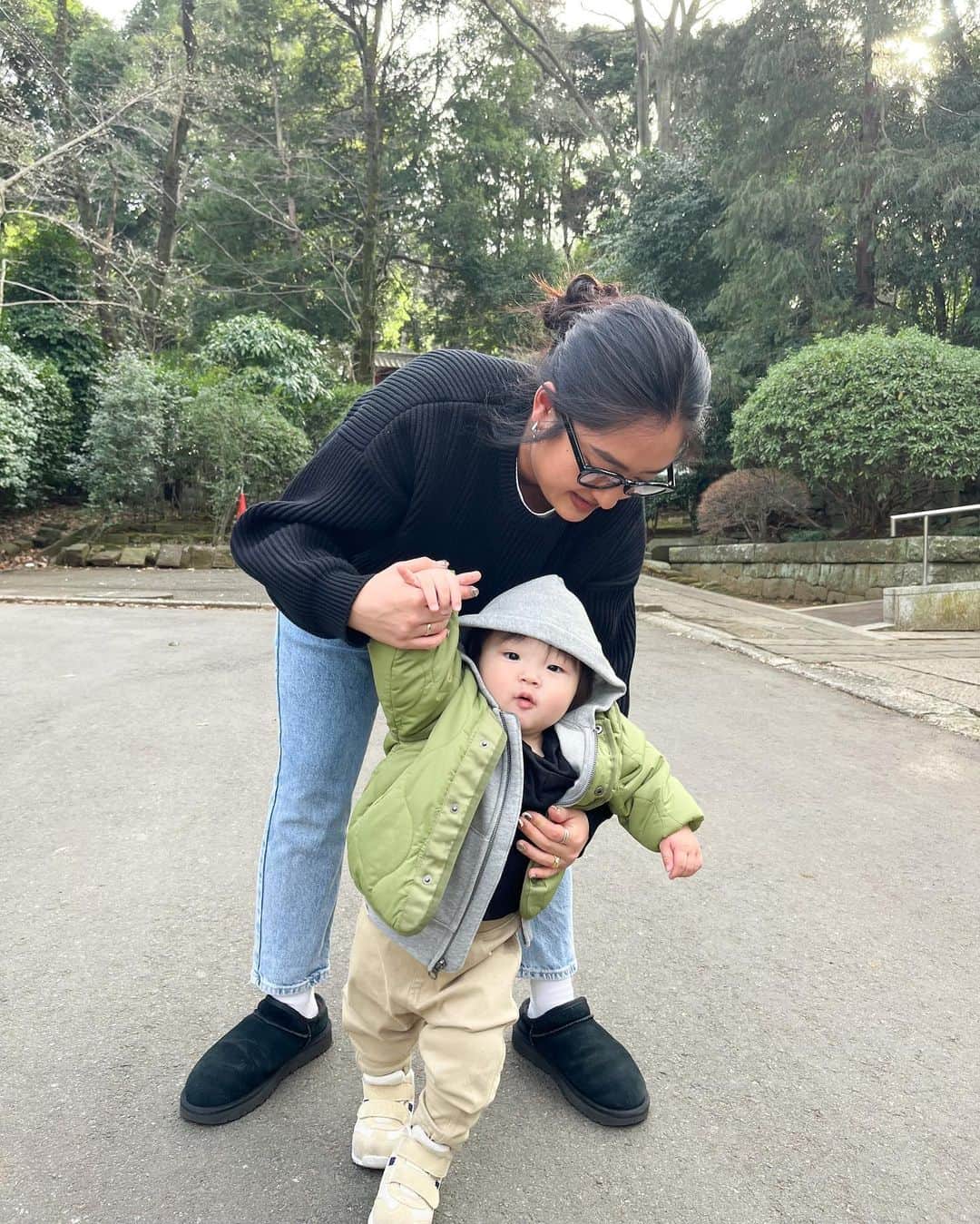 Rimiさんのインスタグラム写真 - (RimiInstagram)「お散歩🤍 ノアが歩けるようになって遊びの幅が広がった〜🤍 今日は転んで頭にたんこぶ出来ちゃったけど、そんなのも思い出！ 楽しかったね🤍  #baby#babyboy#babyfashion#babyclothes#clothes#fashion#cordinate#family#familyphoto#photo#赤ちゃん#男の子ベビー#女の子ベビー#男の子コーデ#男の子ママ#女の子ママ#兄妹#年子ママ#年子#1歳1ヶ月#成長記録#赤ちゃんのいる生活#親子コーデ#家族写真#家族の思い出」2月12日 16時44分 - rimitmi1020