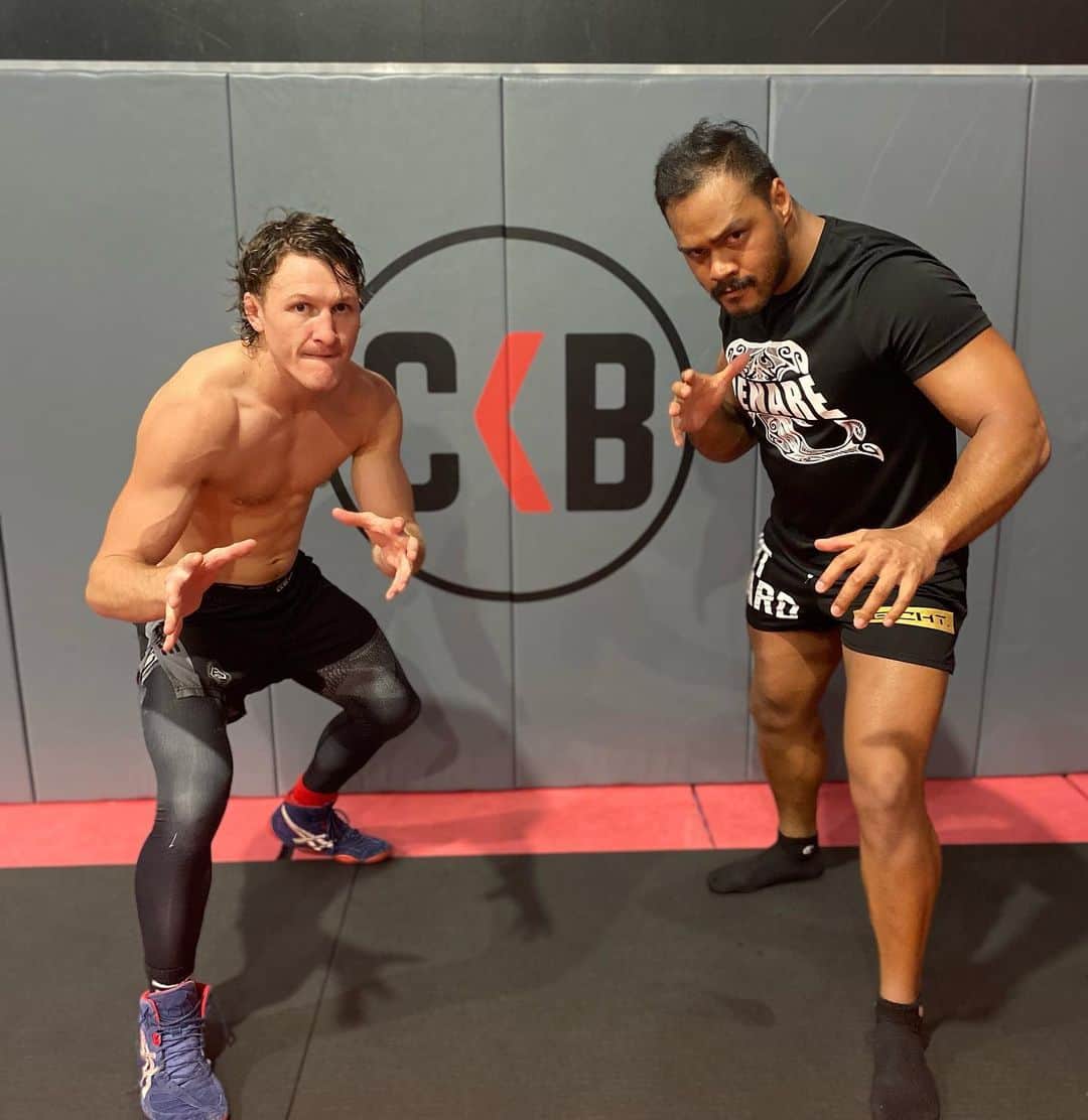 トーア・ヘナーレさんのインスタグラム写真 - (トーア・ヘナーレInstagram)「Proud of the bro - win lose or draw you’re in there living your dreams, inspiring our people to escape the hood and empower themselves.  MARAENUI @shaneyoungmma   #ufc284 #ufcperth」2月12日 16時51分 - henarenz