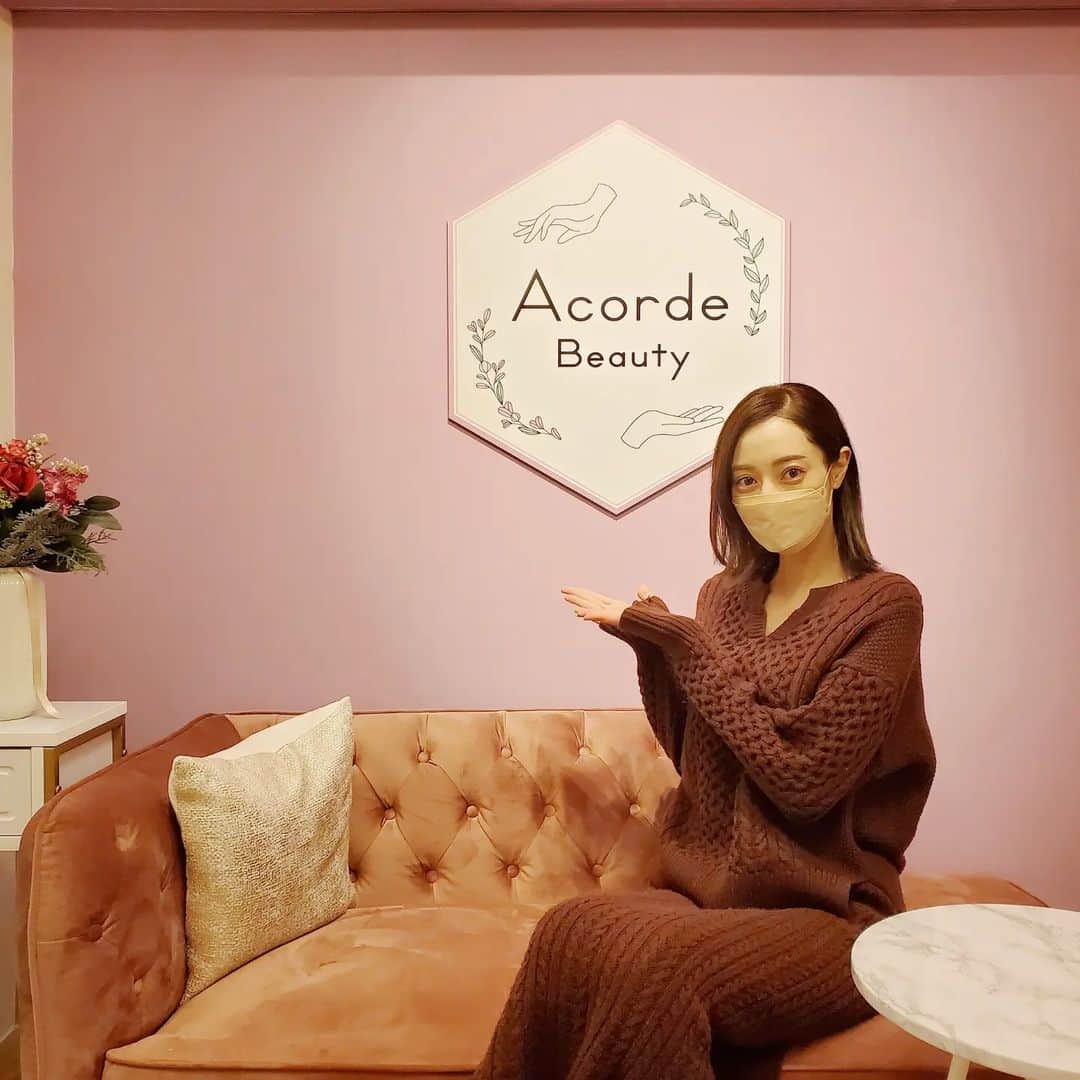 のインスタグラム：「撮影前に @acorde.beauty へ駆け込み♡ . 今回もよもぎ蒸しを30分して身体を内側から温めてから下半身のスリムムーブ×筋膜マッサージをしていただきました😊 浮腫み過ぎてたからスリムムーブ痛かったけど、おかげで足がスッキリしました！！ よもぎ蒸し効果で帰りもポカポカ✨ 毎回丁寧に施術してくださるので浮腫みで悩んでる方に是非行ってほしいです🥺💕 . #アコルデビューティー #マッサージ #リラクゼーション #よもぎ蒸し #スリムムーブ #筋膜マッサージ #恵比寿マッサージ #痩身エステ #ダイエット #マッサージサロン #恵比寿エステ #acordebeauty  #massage #relaxation #mugwort #yomogisteam #slimmove #myofascialmassage #slimming #diet #massagesalon #beauty #beautystagram #instabeauty」