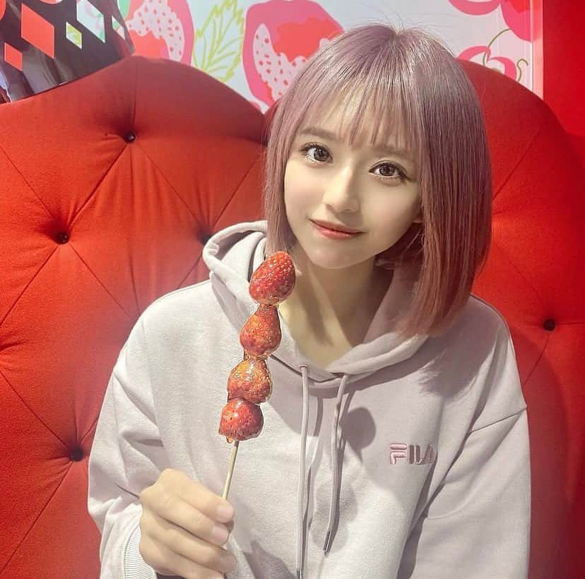のインスタグラム：「《いちご姫🍓💖》⁠ *⠀⠀⠀⠀⠀⠀⁠⠀⁠⠀⁠⠀⁠⠀⁠ 今回ご紹介させて頂きますのは!!👀❤️⁠⠀⁠⠀⁠⠀⁠⠀⁠ なーちゃんさん<@nanasan_gram7> の素敵なお写真📸⠀⁠⠀⁠⠀⁠ *⠀⁠ かわいい髪色といちごが合ってますね😆💕 見ているだけで癒されますね🍓❤️⠀⠀⠀⁠⠀⁠⠀⁠⠀⁠⠀⁠ *⠀⁠⠀⁠⠀⁠⠀⁠⠀⁠ なーちゃんさん<@nanasan_gram7> 素敵な投稿をありがとうございました☺️📸✨⠀⁠ なーちゃんさんのアカウントには他にも素晴らしい投稿が沢山ありますので是非覗いてみてくださいね💁‍♀️💙⁠ ⁠ ⠀⠀⁠⠀⁠⠀⁠⠀⁠ △▼△▼△▼△▼△▼△▼△▼△▼△▼ ⁠⠀⁠⠀⁠⠀⁠ ❤️🧡💛「ビジョビ (美女美容事情)」💚💙💜⠀⠀⠀⠀⠀⠀⠀⠀⠀⠀⠀⠀⠀⠀⁠⠀⁠⠀⁠⠀⁠⠀⁠⠀⁠ 👇掲載ご希望の方は👇⠀⠀⠀⠀⠀⠀⠀⠀⠀⠀⠀⠀⠀⠀⠀⁠⠀⁠⠀⁠⠀⁠⠀⁠⠀⁠ @b_b_j.jタグ付けと🖤 #ビジョビ ⁠⠀⁠ 🖤タグ付けお願いします⠀⠀⠀⠀⠀⠀⠀⠀⠀⠀⠀⠀⠀⠀⠀⁠⠀⁠⠀⁠⠀⁠⠀⁠⠀⁠ △▼△▼△▼△▼△▼△▼△▼△▼△▼ ⁠⠀⁠ #美女#美人#いちご飴#パーカー #パーカー女子#ヘアカラー#ボブ #インスタ美女#インスタ美人」