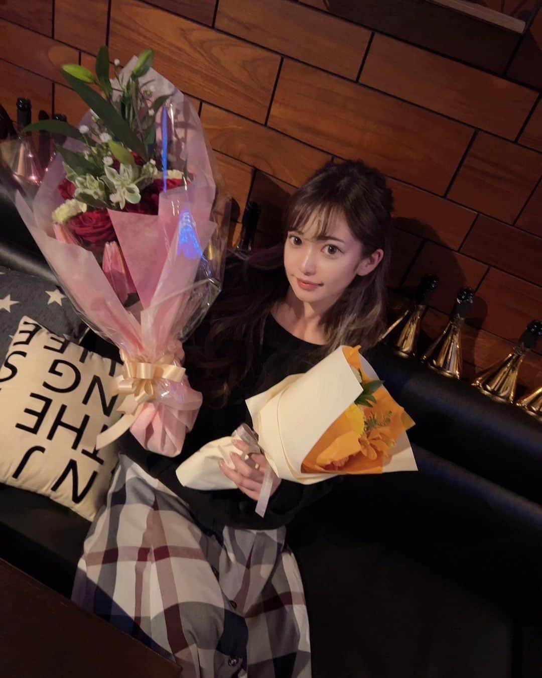 一鷹杏奈のインスタグラム：「嬉しすぎた誕生日🥺❤️❤️ ほんとにありがとう💕 お祝いしてくれたみんな 毎年毎年ほんとに感謝してる😭 恩返し絶対するから！  こんな私ですが これからもよろしくお願いします🙏✨  #誕生日#mybirthday#花束#ケーキ #幸せ」