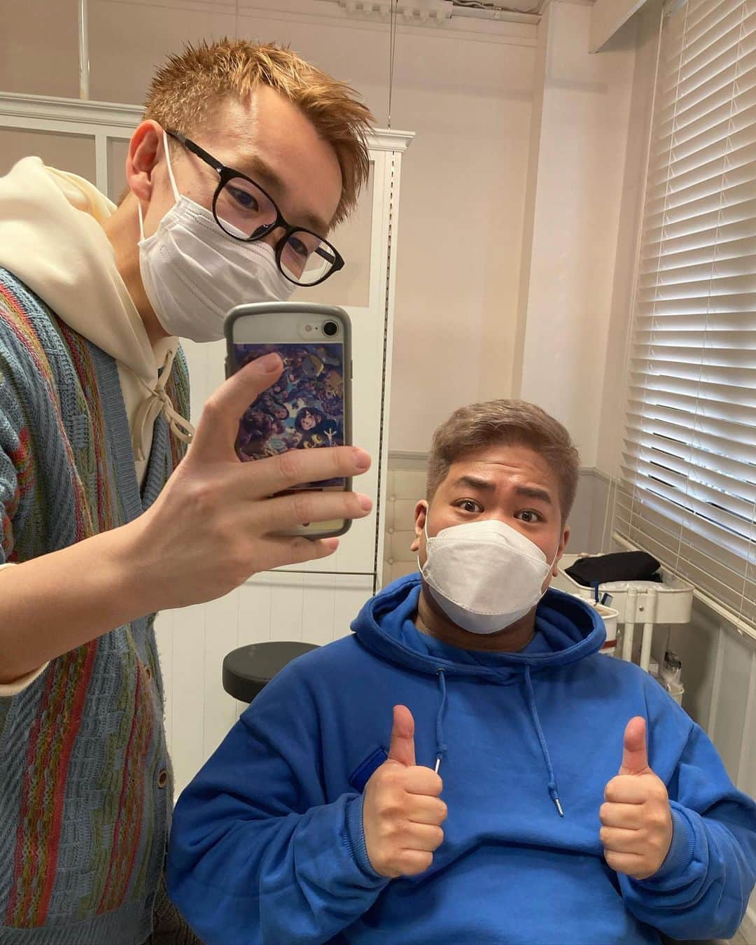 のインスタグラム：「spicaさんで今年初の髪染め行ってきました！パール色らしいです！良い！  松岡さんいつもありがとうございます！  短いのですぐライオンみたいになっちゃうから定期的に行かないとなー！」