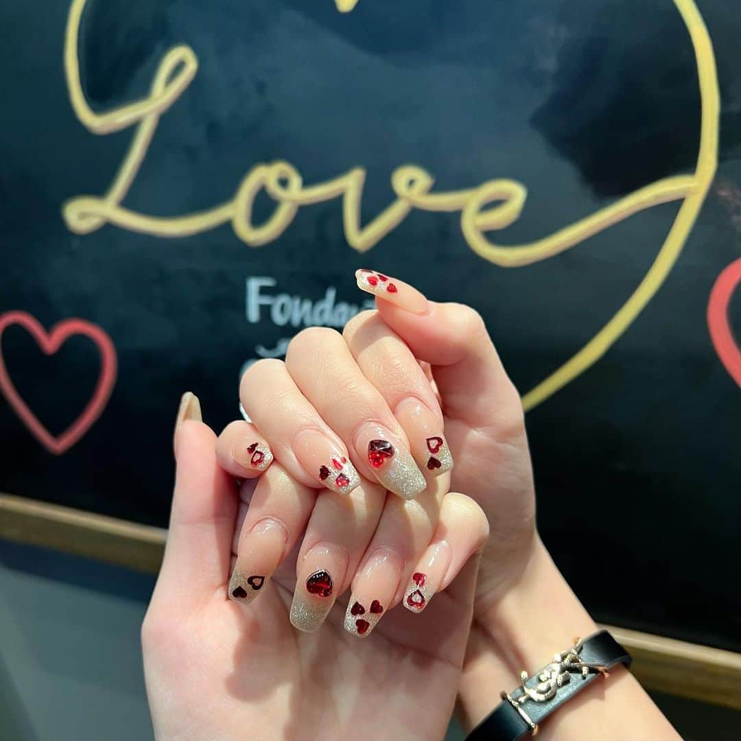 のインスタグラム：「2月🍫Valentine nail🍫♥️  ♥️が可愛すぎる😩💓 フットもお揃いでハートにした❤︎ @ankhcross_nail  @ankhnail_kyr  いつもありがとうございます🥰」