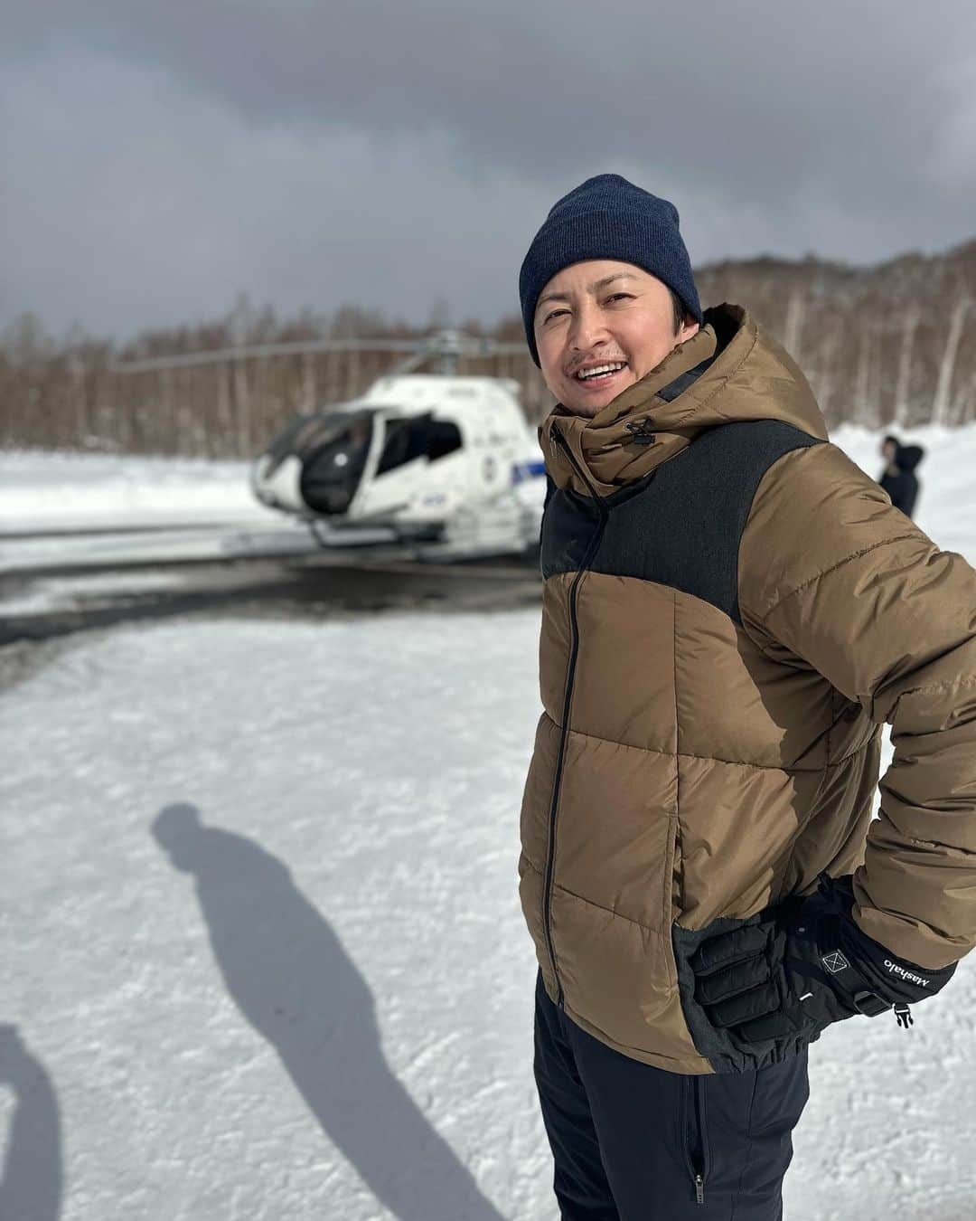 渋江譲二のインスタグラム：「北海道ロケ① 15年ぶりくらいの北海道。昔トークショーやCMの撮影でしか来たことがなくて今回も仕事。 でもこんな機会じゃないと体験できないアクティビティの数々！！  ・ヘリコプターからの撮影🚁 ヘリ初体験。ドアを開けたままの撮影でグワングワンと揺れまくり。 もうちょっと乗ってたら吐いてたかも、、🤢 でもこれで東京の夜景も見てみたい！！  ・カヤックを漕ぎ漕ぎ。 日頃の運動不足を実感するが2人だと初心者でも案外いけるもので。 いや〜なかなか体験できるもんじゃないですな🚣‍♀️🚣‍♂️  #渋江譲二 #北海道」