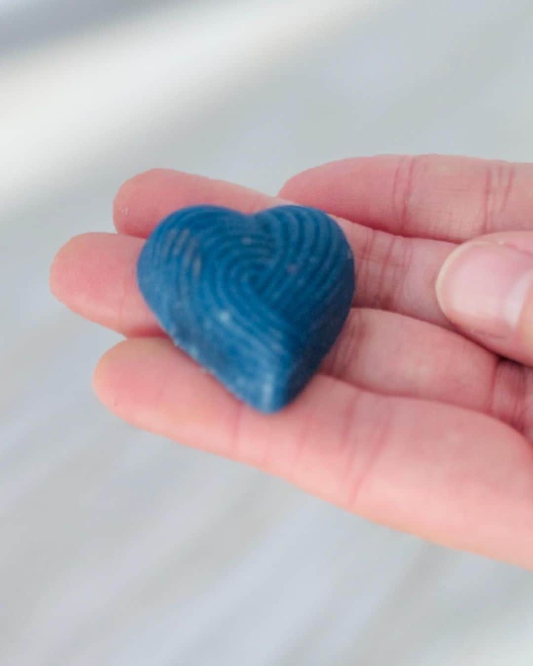 スピルリナのDICライフテック株式会社さんのインスタグラム写真 - (スピルリナのDICライフテック株式会社Instagram)「. 2月14日のバレンタインまであと少し。   スピルリナ青　リナブルーを使って、 【幸せの青いチョコ】を作ってみるのはいかがですか？💙🍫💙    青は幸せや平和の象徴の色💙 幸せの青い鳥も有名です🕊💙🕊  ホワイトチョコにリナブルーを混ぜて固めれば、 簡単に【幸せの青いチョコ】の完成！     画像はいつもお世話になっている、 @ rawfoodhaccolab　様からいただいた、 ローチョコレートの贈り物♡    ブルー　：リナブルー（スピルリナ青） グリーン：DICスピルリナパウダー でチョコを色付けされています♪    初めてローチョコを食べてみて、ふわっとくちどけがよく、 こんなに後味がスッキリするチョコ、 初めてで目から鱗！！  実際食べてみて、どうやって作っているのかな？ と興味津々🥹✨    砂糖や油は不使用なので、罪悪感がなく、 夜遅い時間にカフェインレスコーヒーと共に いただきました☕️  夜にチョコレート食べても、 肌荒れや体重を気にしないで済むなんて、 幸せすぎる〜😍💕💕     #バレンタイン #バレンタインチョコ#手作りバレンタイン#手作りチョコ #リナブルー #幸せの青いチョコ#幸せの青#青いチョコ#スピルリナ青#フィコシアニン#スピルリナ#dicスピルリナ #ローチョコレートマイスター #ローショコラティエ #ローショコラティエ協会 #ローパティシエ #ローチョコレート#ローチョコ#発酵チョコレート  #rawchocolate #rawsweets #rawfood #linablue#spirulina」2月12日 17時11分 - dic_spirulina