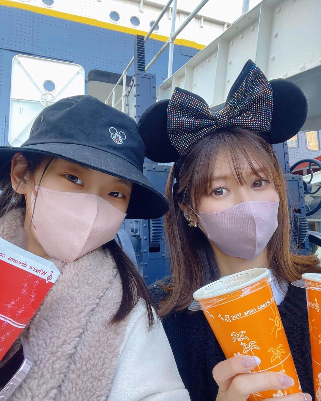 kumamoto_kaoruのインスタグラム：「いつもはストーリーでおわっちゃうけど、備忘録を兼ねてこちらにも。 後ろ3枚は娘がストーリーにupしたやつです。  「次はミラコスタ泊まりたいねー」と言いながら、アトラクションよりひたすら食べ歩き。 息子もタートルトークや大好きなトイストーリーを楽しみ、最後はマーメイドラグーンにずっと滞在していました🐚  中学生になって「旅行いこーよー」とか「ママと遊びにいこーよー」と誘っても部活やお友達との遊びに忙しく、いつもフラれてばっかりだったから、一緒にいけて嬉しかった！  次はいつ行けるかなぁ。夏休みかなぁ🦖  #ディズニーシー #disneysea #親子 #🏀」