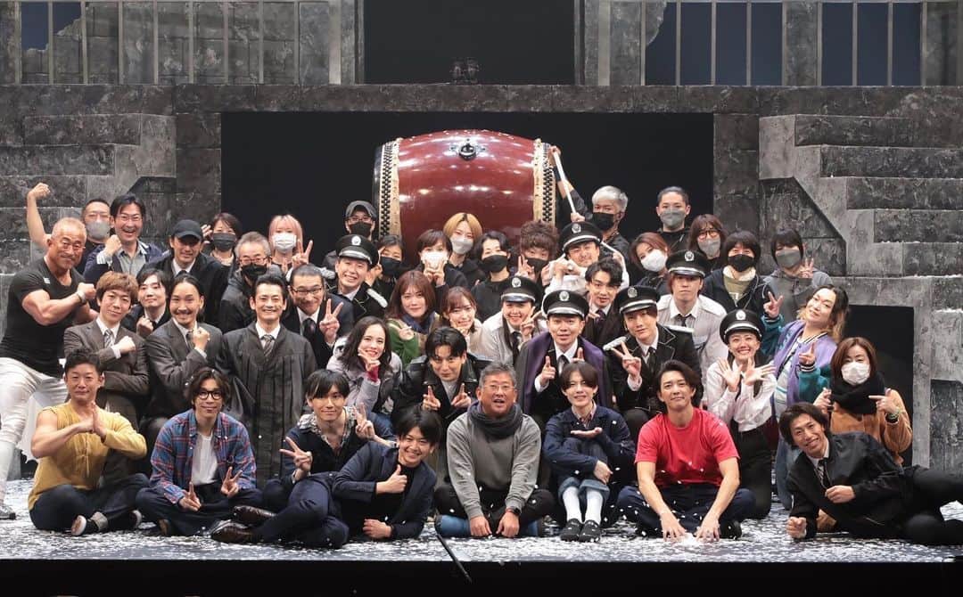 石黒英雄のインスタグラム：「舞台「トムラウシ」 千秋楽 大好きなキャストとスタッフの皆様と。 幸せでした。 #トムラウシ  #舞台トムラウシ  #ありがとう #大好きです」