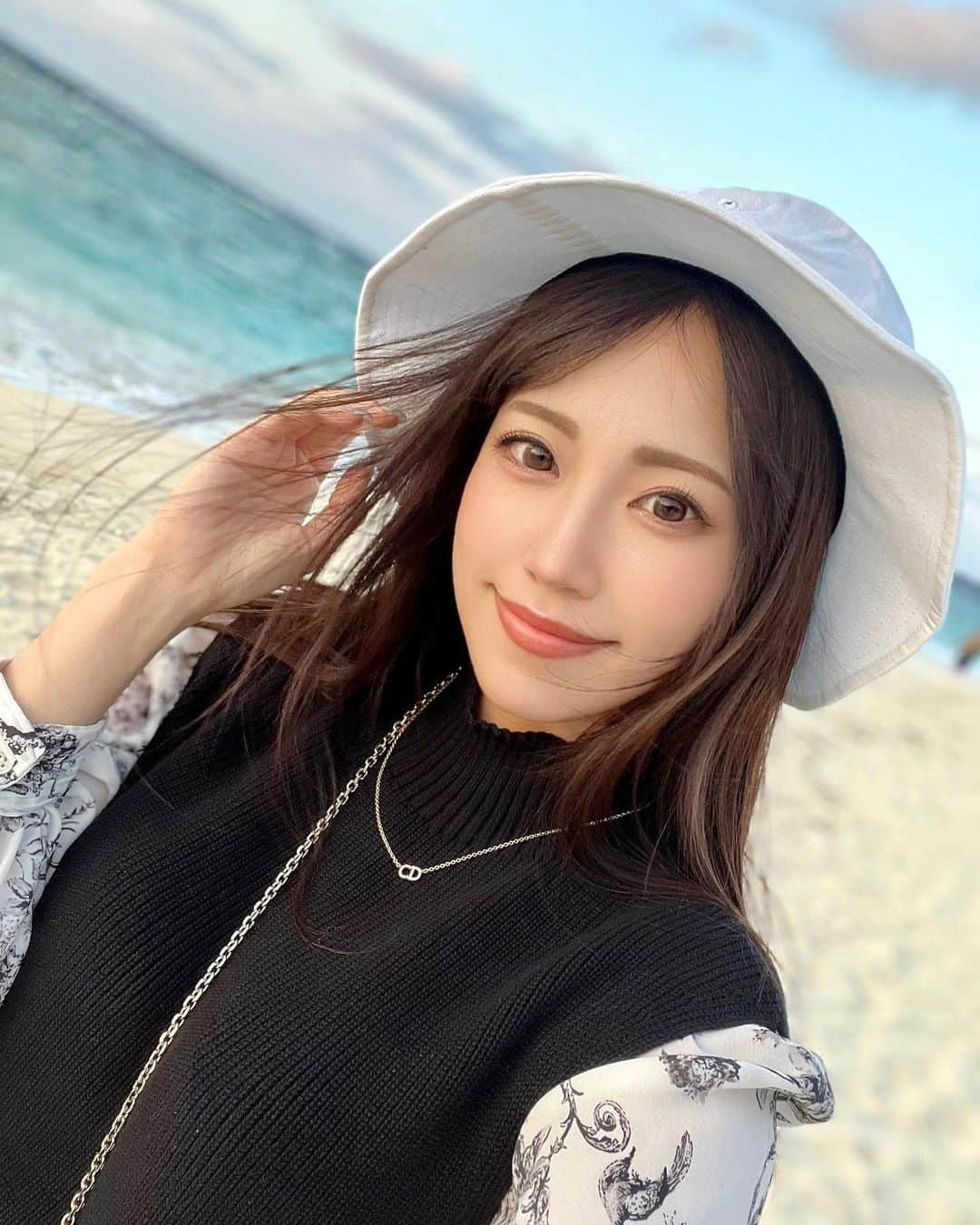 のインスタグラム：「先日の写真🌴🌺✈️ ひたすら食べてた( ´ω` ) A&Wのカーリーフライ大好きすぎるので東京でも食べられる機会がほしいです(切実)   #沖縄  #瀬底ビーチ  #毎日ブルーシール食べてた  #ソーキそばより沖縄そば」