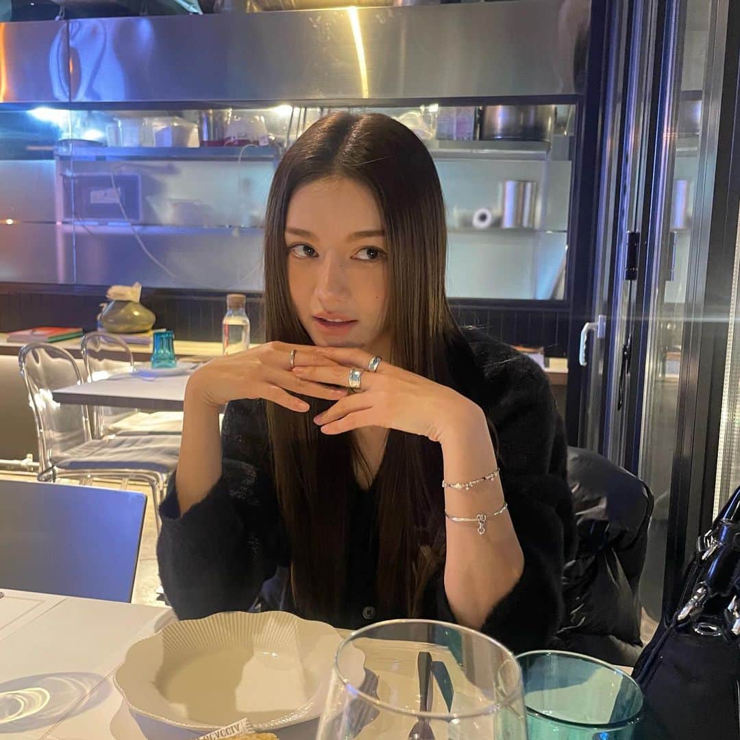 パク・ソラのインスタグラム：「셋다 술 안마신다고 했으니까 와인두병이면 잘했다👏👏👏」