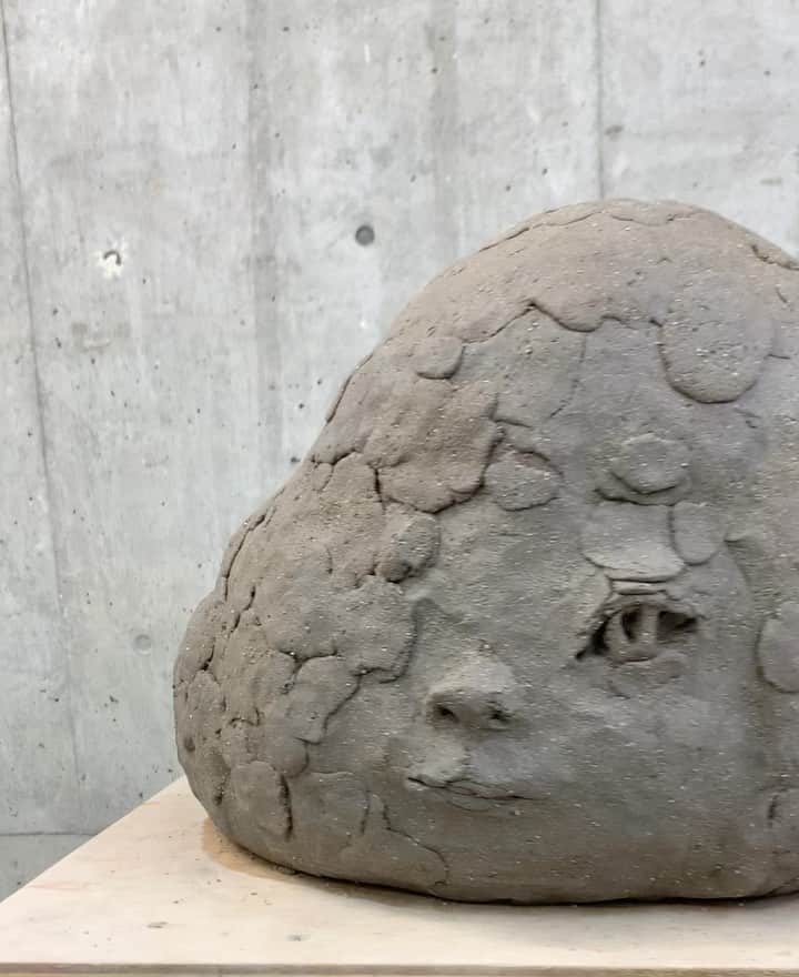 奈良美智のインスタグラム：「“Heads as an island or mountain” (before firing) after first firing it will be white.  I’m not sure it will be colored, probably let it stay white.」