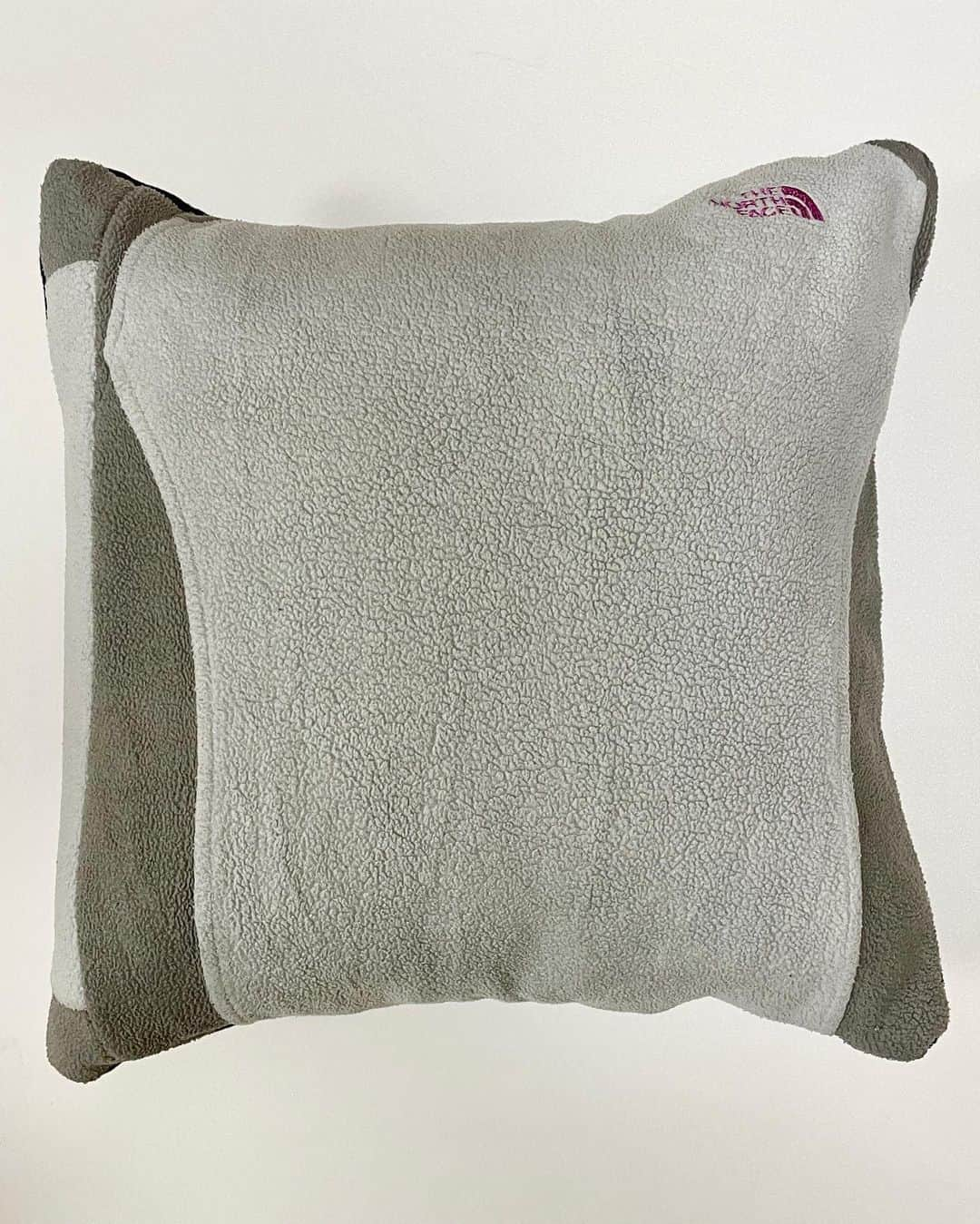 セカンドラボさんのインスタグラム写真 - (セカンドラボInstagram)「【UPCYCLE CUSHION】 着古してクローゼットに眠っていたものや、 サイズアウトしたものを解体し再構築するプロジェクト。 素材はフリース生地のものを使用しております。 生地の裁断の仕方も1点1点バラバラでアートの感覚で作り上げた独創的な作品として楽しんでください。 http://secondlab.us #remake #remade  #vintage #used   #recycle #secondlab  #japanmade #madeinjapan #rebuild #outdoor #upcycle　#thenorthface #northface #ノースフェイス」2月12日 17時41分 - secondlab_official