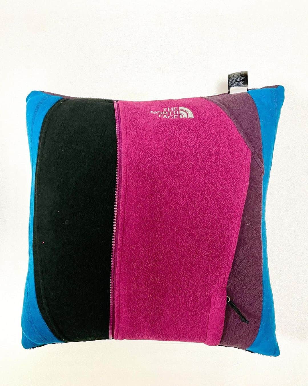 セカンドラボのインスタグラム：「【UPCYCLE CUSHION】 着古してクローゼットに眠っていたものや、 サイズアウトしたものを解体し再構築するプロジェクト。 素材はフリース生地のものを使用しております。 生地の裁断の仕方も1点1点バラバラでアートの感覚で作り上げた独創的な作品として楽しんでください。 http://secondlab.us #remake #remade  #vintage #used   #recycle #secondlab  #japanmade #madeinjapan #rebuild #outdoor #upcycle　#thenorthface #northface #ノースフェイス」