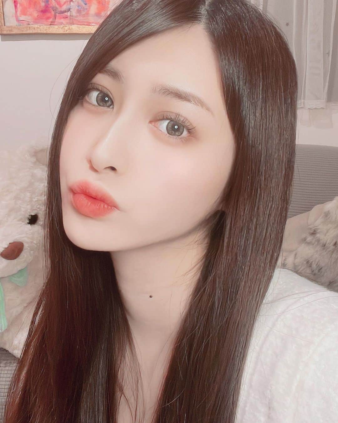 飛鳥凛のインスタグラム：「今年に入り更に美容に熱が入ってます🥺✨   髪が綺麗な女性はそれだけで若く清潔感があるように見えるしモチベもあがる！！ ナイトキャップやシルクの枕カバー、アウトバスケアやドライヤーなど様々試してますが…   今回、@yolu_officialさんから商品提供頂いたシャンプートリートメントを使い始めましたので紹介します💕 夜間美容という惹かれまくるコンセプト💇‍♀️  私は乾燥で翌朝うねったり 寝癖が激しく高温のコテで伸ばしていたのが 常だったのですが、乾かしただけでストンと 真っ直ぐ流れるような質感へ👀   さすが美容シャンプーだけあって乾燥も気にならなくなりさっとブラシを通して出れるようになりました✨   パッケージも可愛いし香りもいいので  癒しのバスタイムにピッタリ🛀  他の種類も気になるから次は違う方も試してみようかな💕    #YOLU #カームナイトリペアシャンプー　#カームナイトリペアトリートメント　#夜間美容シャンプー　#うるツヤ髪　#pr #うねりケア　#ヘアケア　#ナイトケア」
