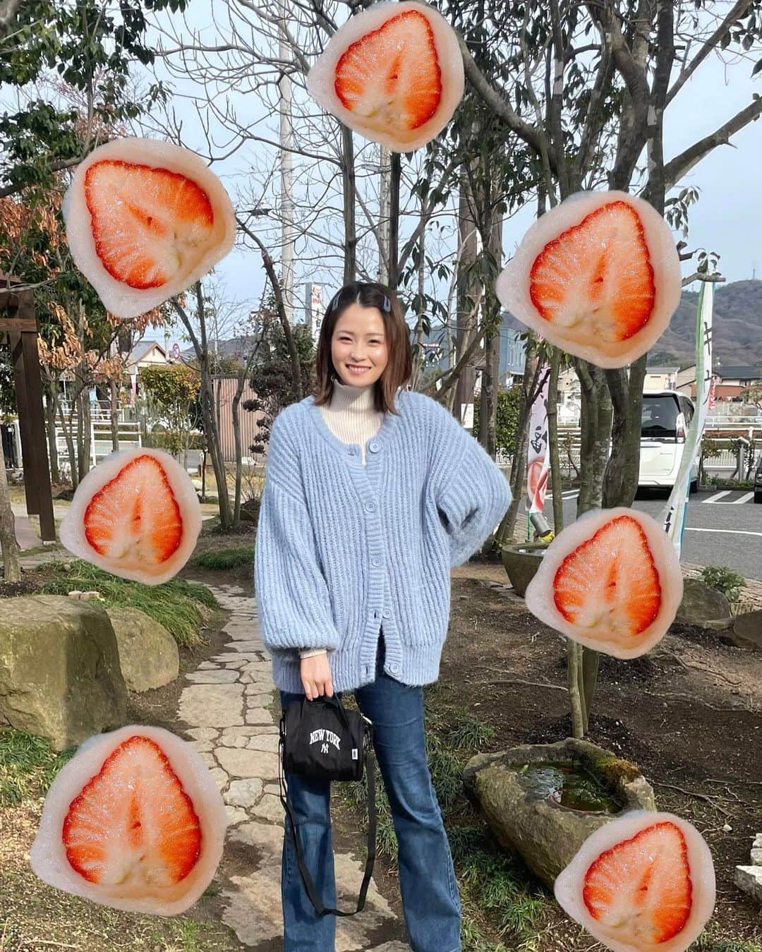 のインスタグラム：「🍓🍓🍓🍓🍓  #たからのフルーツ大福   私のいちご大福史上 1番のいちご大福💓  香川の夢菓房たからのいちご大福🍓💕  ほんまやばいけん食べてほしい😂  待ち時間はお店の庭園みたいなとこで いちご大福を考えながら ニヤニヤ写真を撮りました😂  #香川　#いちご大福 #夢菓房たから  #いちご #春ももうすぐ」
