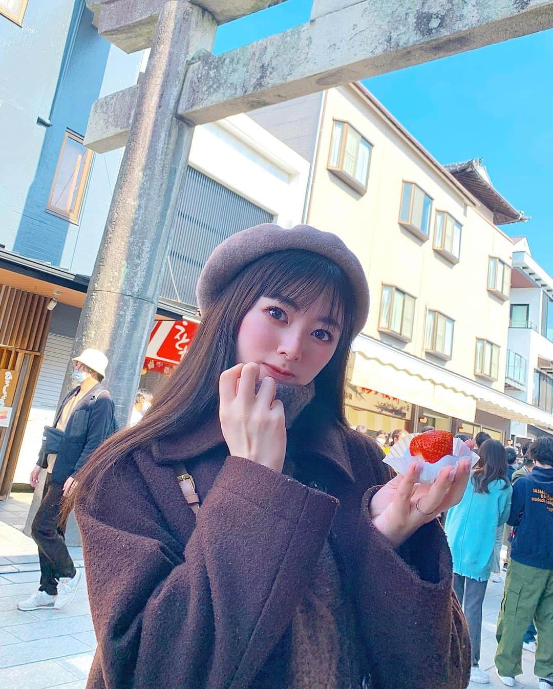 川村まりのインスタグラム：「太宰府天満宮で、食べ歩きしまくった〜  これは、苺大福。 ほんとは700円の、苺もなか大福食べたかってんけど、お店が現金オンリーで、現金私150円しか持ってなくて、ダーリンも400円しか持ってなくて、500円の苺大福しか買えなかった…www キャッシュレス生活しすぎた末路。笑笑 いちご大福美味しかったからノープロブレム😂😂  梅が咲いてたよ。太宰府天満宮は、あったかくて、私の厚着がちょいと浮いてました。笑笑 大阪帰ってきたら寒かった！  #太宰府#太宰府天満宮 #太宰府グルメ #太宰府食べ歩き #太宰府カフェ #太宰府天満宮食べ歩き #苺#苺大福#いちごスイーツ #博多観光 #福岡観光 #博多グルメ #博多カフェ #福岡カフェ #福岡旅行」