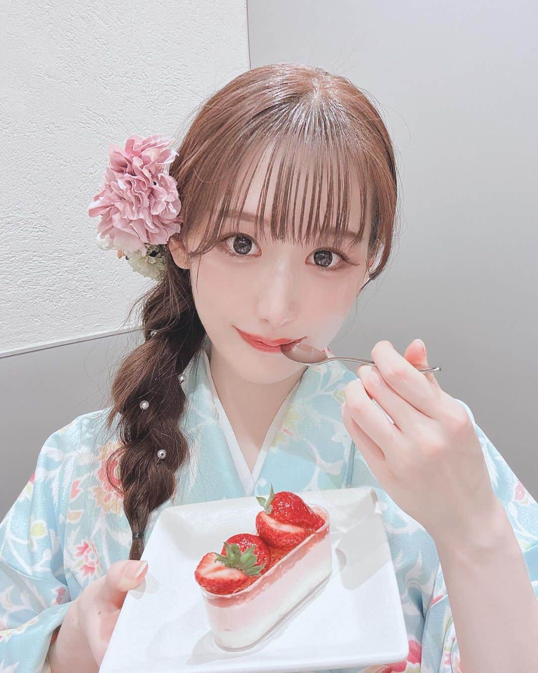 のインスタグラム：「いちごのババロア美味し過ぎて感動ものだった🥺💓 また違うケーキも食べたいなぁ♡  #カフェ巡り #経堂 #経堂カフェ #スイーツ巡り #いちごスイーツ  #アイドル #サロンモデル  #サロモ #被写体 #ポートレートモデル #撮影会モデル #动漫 #角色扮演 #粉我 #我的最愛 #女仆 #偶像 #팔로우 #아이돌#followme  #japanese #japanesegirl #japaneseidol #japanesegirls  #girl  #idol #japanesegirl #cafestagram #sweetstagram」