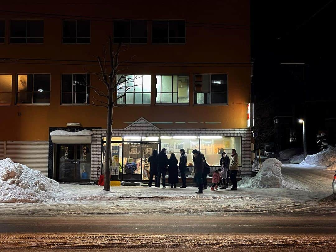 河野真也さんのインスタグラム写真 - (河野真也Instagram)「昨日、創業５６年の「風月」本店が閉店に。 昨年亡くなった創業者の二神さんに、「しあわせ散歩」のロケで隣に座って焼いてもらったお店。 どうしてもココで食べたくて、数日前、土屋アナと食べてきました。  二神さん、美味しかったですよ〜！  お疲れ様でした。  他の店舗にまた食べに行きますね^_^  #北海道 #札幌 #風月 #お好み焼き #北海道愛がとまらない」2月12日 18時22分 - okurahoma_kawano