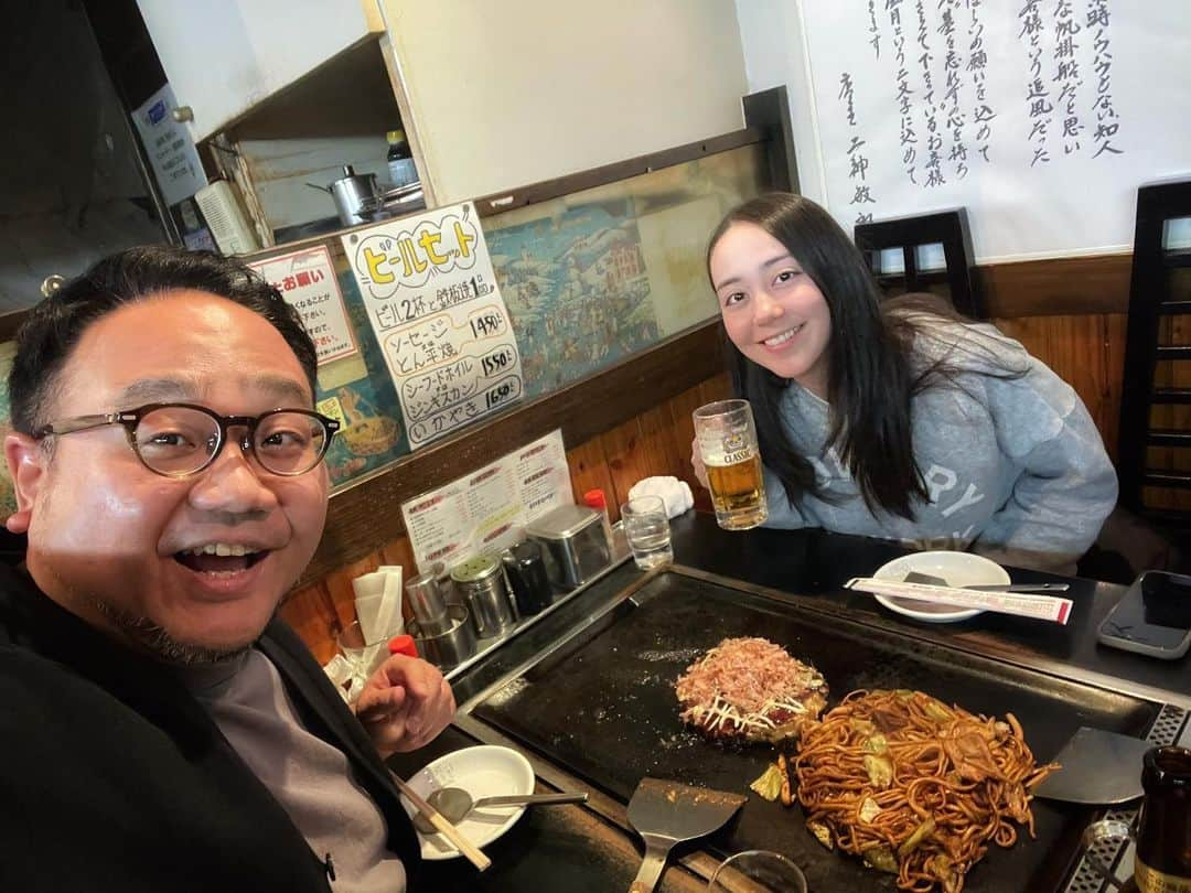 河野真也のインスタグラム：「昨日、創業５６年の「風月」本店が閉店に。 昨年亡くなった創業者の二神さんに、「しあわせ散歩」のロケで隣に座って焼いてもらったお店。 どうしてもココで食べたくて、数日前、土屋アナと食べてきました。  二神さん、美味しかったですよ〜！  お疲れ様でした。  他の店舗にまた食べに行きますね^_^  #北海道 #札幌 #風月 #お好み焼き #北海道愛がとまらない」