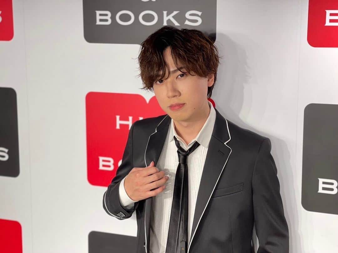 梶原岳人のインスタグラム：「2/12(日)『バレンタインイベント2023』第2部の細身のスーツコーデの写真を公開🍫✨  公式Twitterでのファン投票を元に1部と2部で衣装をチェンジしました！いかがでしたか？✨  コメント欄での感想もお待ちしてます！(スタッフ)  #梶原岳人 #バレンタイン」