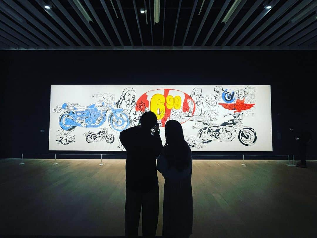 森夏子さんのインスタグラム写真 - (森夏子Instagram)「ANDY WARHOL KYOTO @andywarholkyoto  ⁡ 日本初公開となる代表作「三つのマリリン」など 京都でしか見ることの出来ない作品も観ること ができた今回。 ⁡ 個人的には、京都に滞在していた ウォーホールの旅行記📝 当時のパンフレットだったり 写真だったり スケッチだったり ここに居たんだ〜と思うと 感動だったな🥹 ⁡ 写真は、 生前最後の展覧会で披露された “最後の晩餐” ⁡ その前でじっくり鑑賞するお二人さん♡ ⁡ じっくり ゆっくり 同じ時間を過ごすって素敵✨ ⁡ 「あの時、京都で見たウォーホール展でさぁ〜」 ⁡ なんて会話がこの先に待ってるんだろうな♬ ⁡ 去年の9月にスタートして、本日最終日🕰 なんだかあっという間だったな。 ⁡ “アンディ・ウォーホル” 大回顧展 「アンディ・ウォーホル・キョウト / 　　　ANDY WARHOL KYOTO」 ⁡ お忍びで…色んなアーティストさんも 訪れてたみたい。 でも、作品に集中してると 案外気がつかないモノだよね🤭 ⁡ ⁡ #アンディ・ウォーホル #アンディ・ウォーホル・キョウト #京都市京セラ美術館 #andywarhol #andywarholkyoto #東山キューブ #美術館巡り #ポップアート #アメリカンポップアート #アメリカンカルチャー #キャンベルスープ缶 #三つのマリリン #最後の晩餐 #ハーレーダビッドソン #ハーレー乗り #ニューヨーク #京都 #Japan #京都旅 #京都散策 #そうだ京都いこう  #大人旅 #discoverkyoto  #japan_travel  #visitkyoto」2月12日 18時31分 - natsusora72