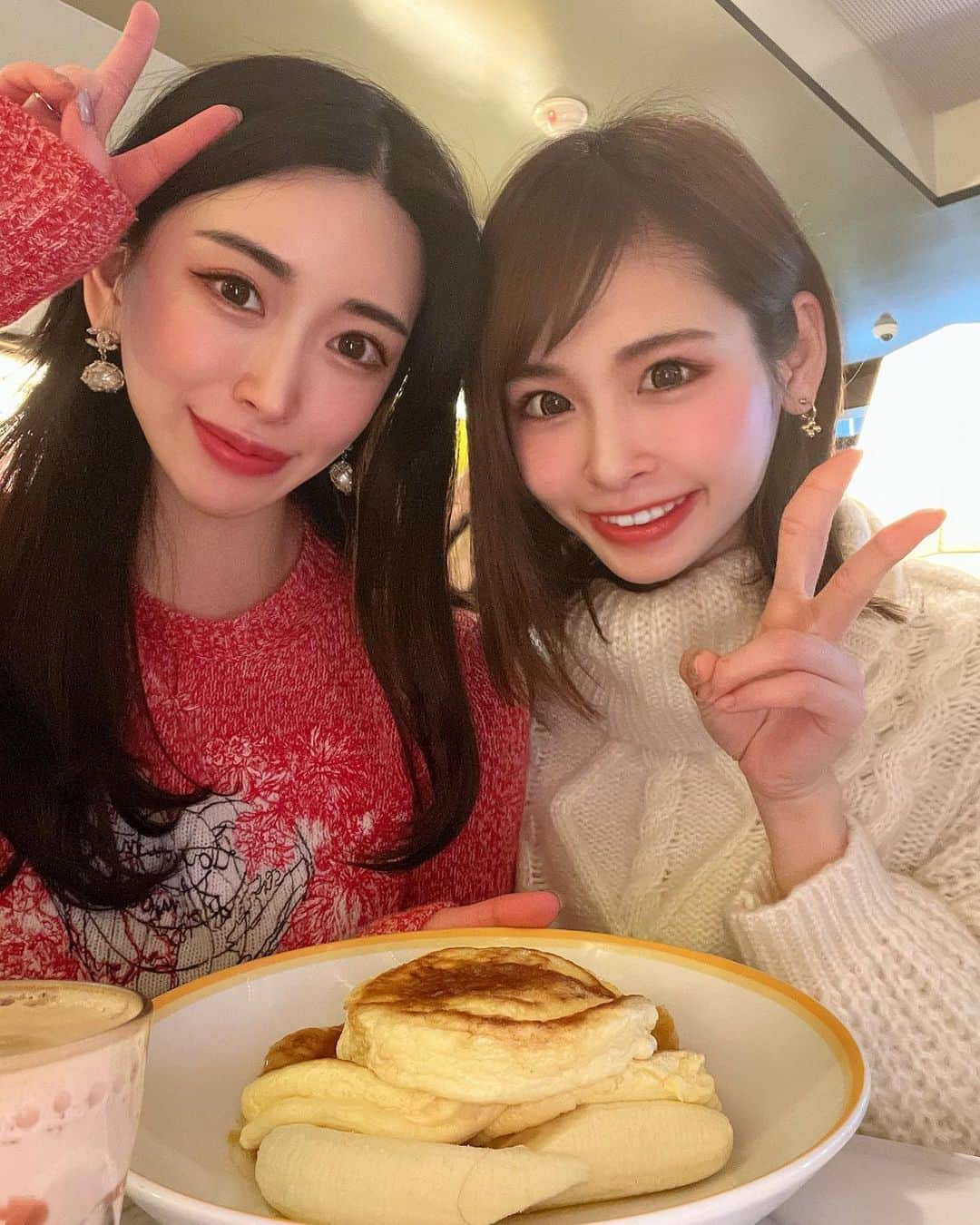 ひなぴーまるのインスタグラム：「今日はポカポカ気温が心地良いですね⭐️ いい気温だ🤤明日はまた雨かー😭お友達と最近甘いのよく食べに行ってる🫶😏  こないだ肌のうるおいや弾力を引き出し、お肌のお悩みにもアプローチしてくれるハイフ行ってきたよ！ PR @Total_Beauty_1023 #六本木サロン #美容サロン #プライベートサロン東京 #東京サロン #完全個室サロン #TotalBeauty #４Ｄハイフ」