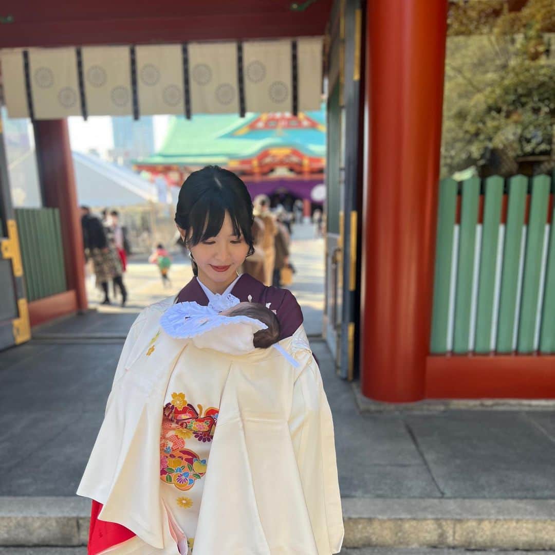 リサ のインスタグラム：「あっという間にお宮参り🧚🏻‍♀️ 34年前と同じ神社にお世話になりました⛩(記憶ないけど笑笑) 初めてこんなに長時間お出かけしたので 超てんやわんやで娘の祝着の柄が 全然見えてない、、、🤗(娘よ、すまぬ)  全てを整えて下さった伊勢丹の皆様に 感謝〜😭✨ すくすく健康に育ってくれますように🐣  #お宮参り #1ヶ月ベビー #生後1ヶ月」