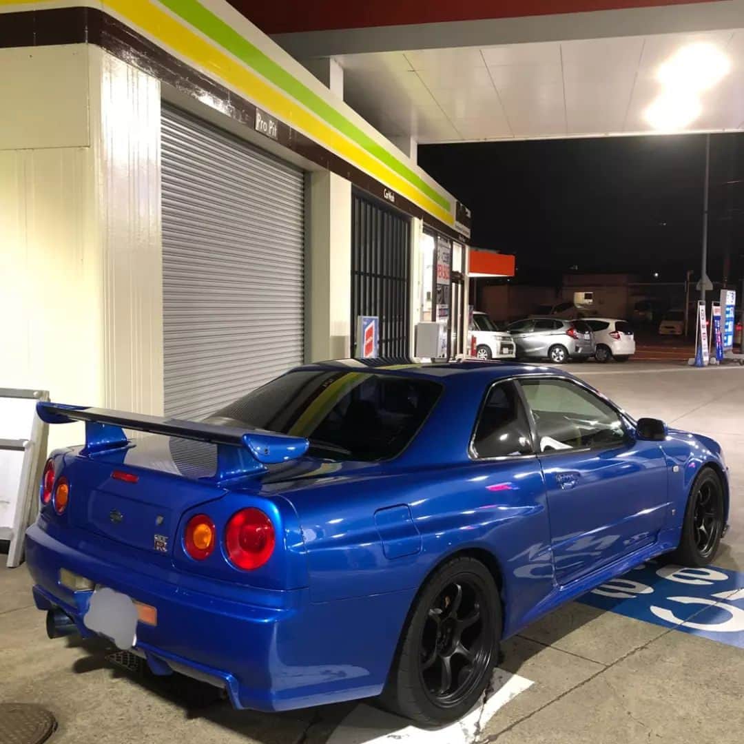 金原弘光のインスタグラム：「さっき、車の運転をしてたらバカな車が急に飛び出してきたので俺は慌てて急ブレーキ❗ その車と10cmぐらいのところでギリギリ止まったよ。 あぁ～GT-Rで良かった⤴ コルベットだったら追突してたな😱  #bnr34」