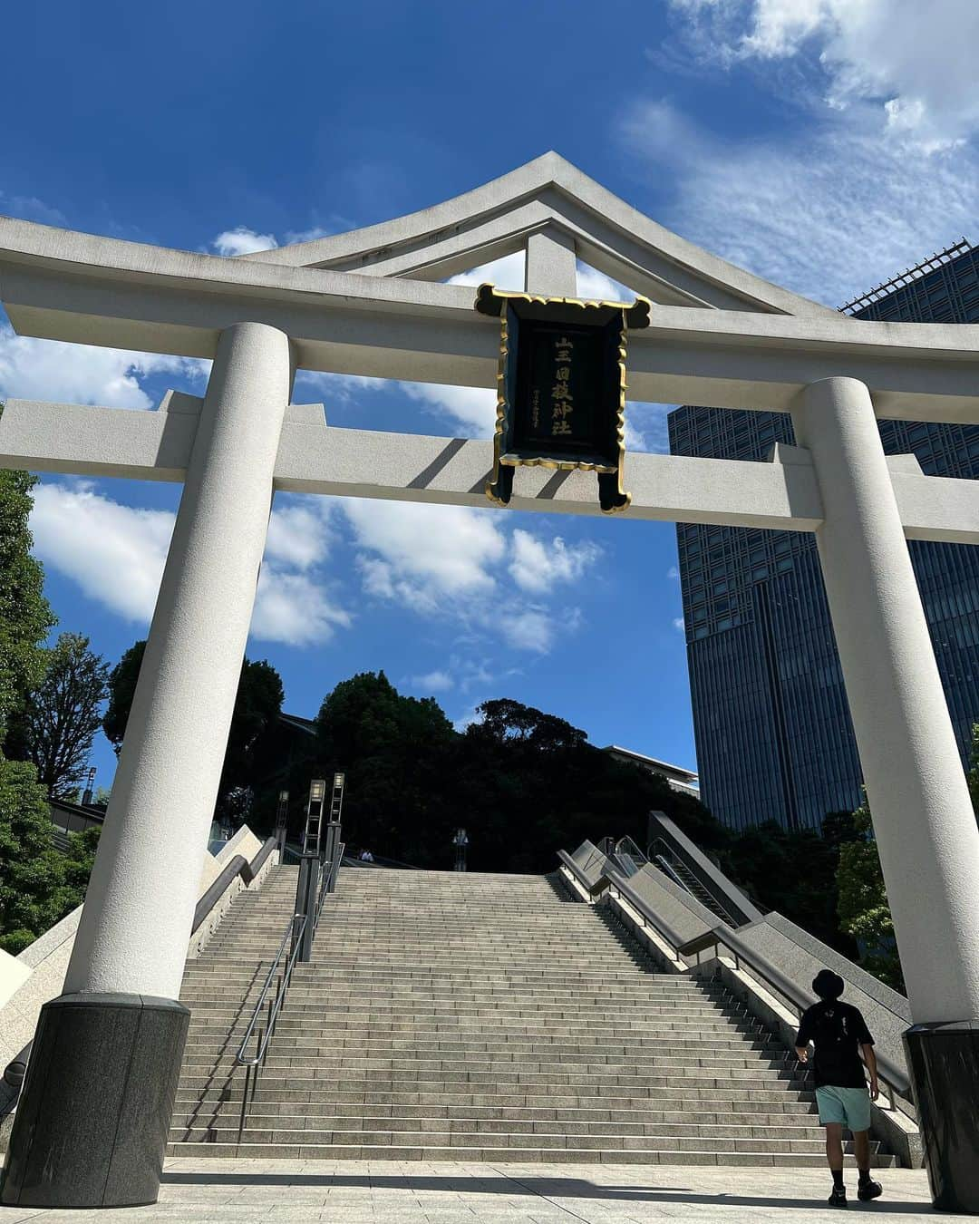 たけるさんのインスタグラム写真 - (たけるInstagram)「【最近の参拝歴】  日枝神社　東京　赤坂 江戸の守り神として江戸時代に建てられたそうな 大山昨神（おおやまくひのかみ）を祀る神社 とにかく仕事運、出世運 あとは縁結びもあるらしい あと、エレベーターあるからお参りしやすいです なんといっても鳥居カッケェ。。。 なんか三角が上についてる たまらねえ 山王鳥居っていうらしいぜ カッケェ。。。  #東京ホテイソン #たける #神社 #日枝神社 #赤坂 #備中神楽」2月12日 18時42分 - takayanken