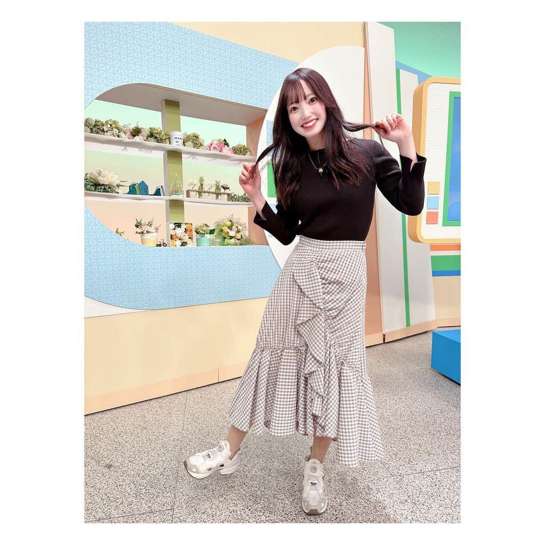 石井奏美のインスタグラム：「今週のシアワセ気分の衣装です👗  髪をそめて、レイヤーも久々にわかりやすくいれたのでこのポーズ💇‍♀️笑  今日も1日お疲れ様でした💐🧸 明日からも頑張りましょう〜！  #岡山#香川#アナウンサー」