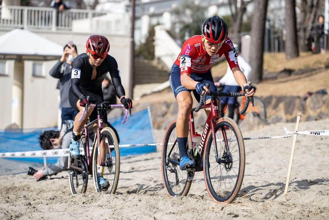 沢田時のインスタグラム：「シクロクロス東京🥈  5年ぶりの大盛況の会場で勝ってシーズンを締めくくりたかったですが、悠さんの秀逸な砂捌きに脱帽です🎩  今シーズン8回取った2位の悔しさは来シーズンでと言わず、来月から始まるロードとMTBシーズンで晴らします🔥  応援とサポートありがとうございました！  📸 @alljapan1990   #宇都宮ブリッツェン  #宇都宮ブリッツェンシクロクロスチーム  #唯一無二 #oneofakind #シクロクロス東京」