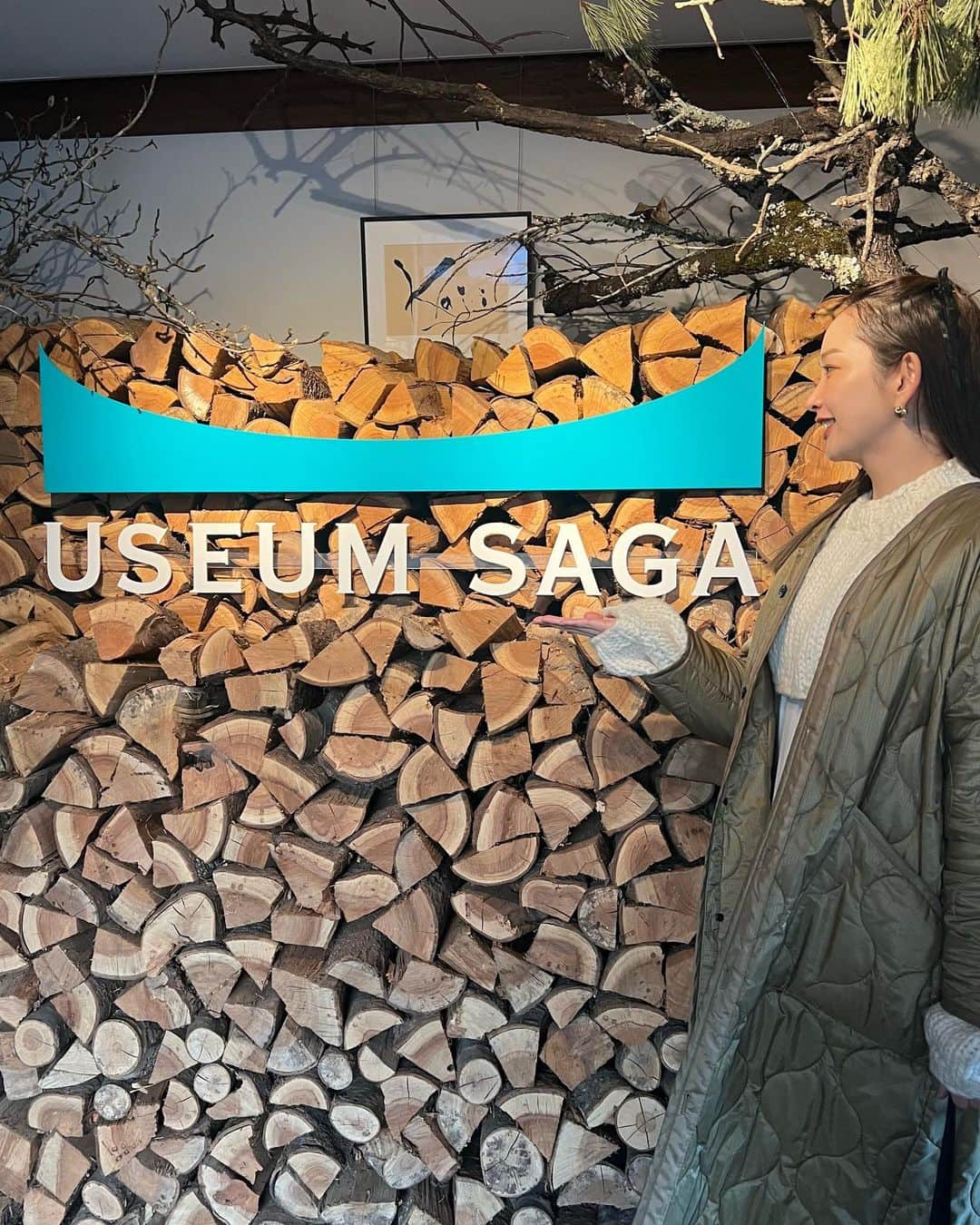 のインスタグラム：「🌿 今年もお邪魔して来た USEUM SAGA🍽  美術館（MUSEUM）に飾るような 人間国宝などの器を使い（USE）、佐賀の食材を才能豊かな料理人たちの技で仕上げた料理が楽しめる期間限定のプレミアムレストラン☺️  今回は御船山の麓にある @kajisynergy  で岩手の @yotaro_sasaki さんとソムリエの @moto_okoshi さんと佐賀の器とのコラボレーションを堪能させてもらったよ🤤  九州と東北という 異なる気候の料理と酒のコラボが 本当に新鮮だった😮(案の定 途中理解出来なかった  どのお料理も説明を聞くだけでワクワクして お三方と佐賀の自然の魅力、そして器の魅力がたっぷりと詰まってて 耳も口も目もお腹いっぱいでした🫶(肝臓も)  そしてたくさんのフーディーの方たちと お話しながら頂けたのも楽しかった☺️5回目の開催もとっても楽しみ🫶   #あの日に戻りたい #サガマリアージュ #sagamariage #ユージアムサガ #useumsaga #食材と器と料理人 #ローカルガストロノミー #localgastronomy #destinationrestaurant #旅 #trip #佐賀 #saga #pr #いまも佐賀の日本酒呑んでますはい」