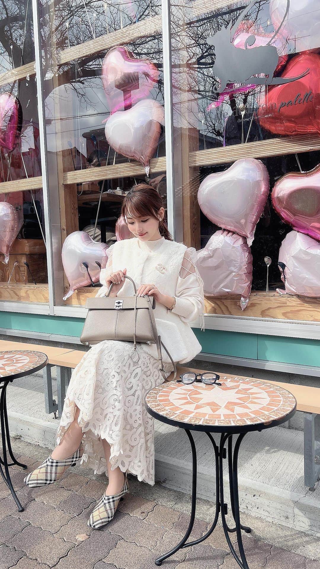 加藤里奈のインスタグラム：「⋆  today's coordinate and what’s in my bag?;)  #かばんの中身 #whatsinmybag #カバンの中身 #鞄  #かばん #bag #cafuné #coordinate #コーディネート #春服 #2023ss #ホワイトコーデ #brownstone」