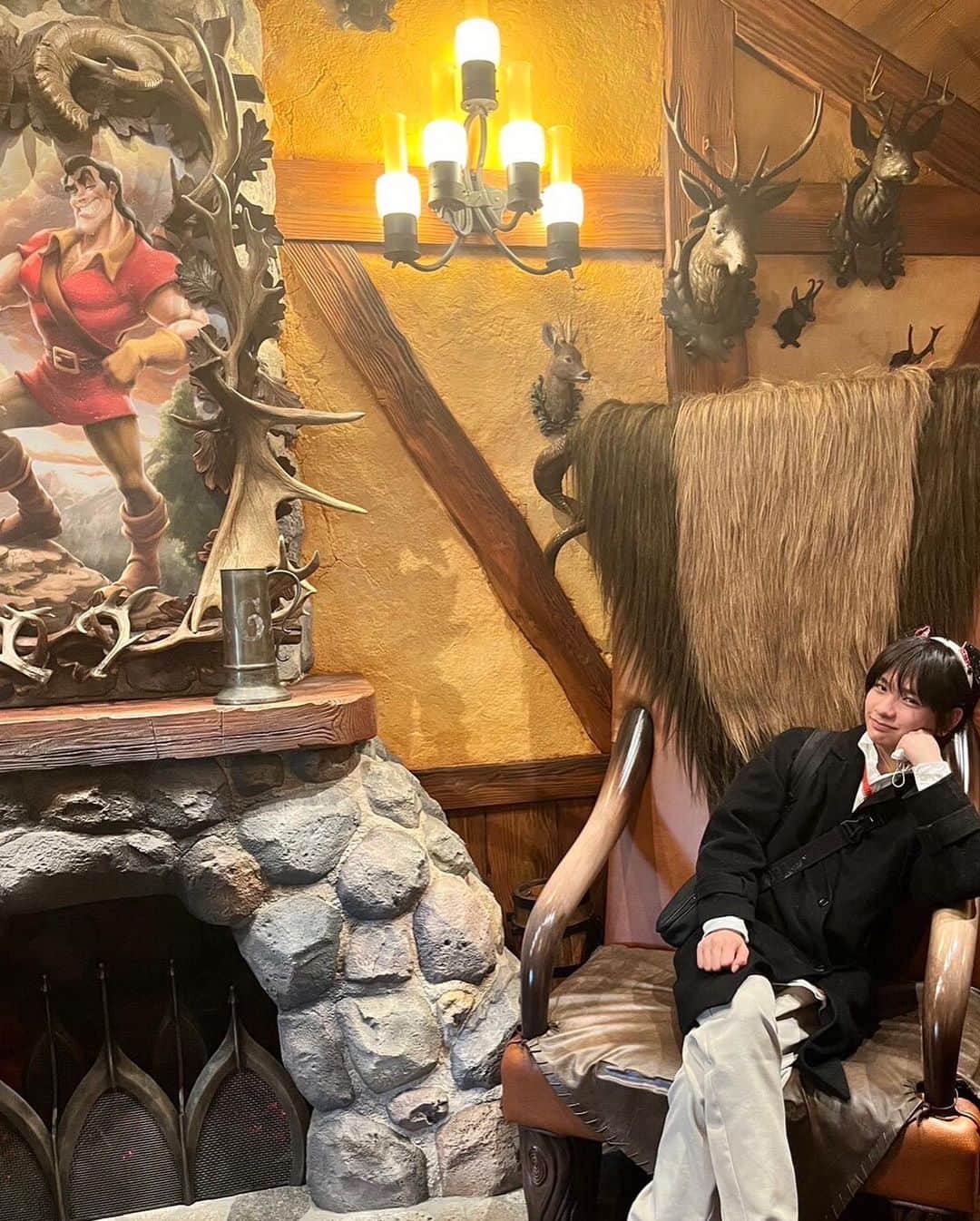 のインスタグラム：「この前ディズニーいってきました！！一年ぶり〜 実は一度も乗ったことないプーさんのハニーハント乗れました😆 やっぱり楽しかった☺️ あとミッキーのフィルハーマジックも見てきた！ リメンバーミーめっちゃ好きだから映像綺麗で感動🥺 また行きたい… 毎回ランド選んじゃうから今度こそシーに…w」