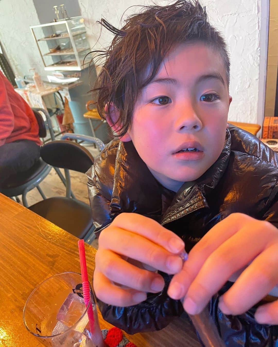 本多洸亮のインスタグラム：「息子がパーマかけてた🤓 めっちゃかっこよくて羨ましいー✨ パパも同じ髪型にしようかな🤔笑  #はくいろ #hakuiro #hakuirochannel #underground  #よっしーさんありがとうございます」