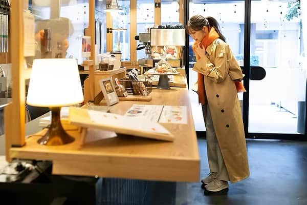 大野いとのインスタグラム：「CREA web にてニューバランスのスニーカーを履いて蔵前散歩してきました☺️ぜひチェックしてください❄︎  https://crea.bunshun.jp/articles/-/40264」