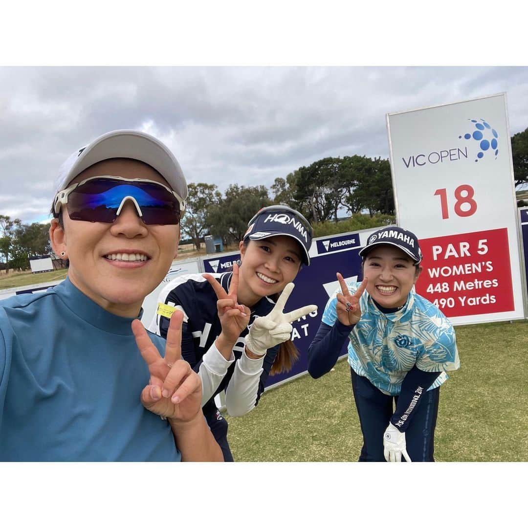 高木優奈のインスタグラム：「皆様お久しぶりです🫡 オーストラリアでの3試合が終了🇦🇺 結果は全く良くないですが ゴルフが良くなくてもたくさん練習したり ゴルフを良くするためにたくさん悩むことが とっても楽しいと感じています😊 こんな感情は初めてです🫢  3試合目のVIC OPEN では 申ジエさんと金澤志奈ちゃんと 一緒に練習ラウンドをさせていただき 最終日は2人のゴルフを観させていただきました⛳️ ジエさん強風の中大差での優勝は本当にかっこよかったです！！ おめでとうございます🎈 @jiyai_shin   こっちの試合ではボランティアで ホームステイをさせていただくことができたり ギャラリーと試合中の選手がすごく近かったり ワクワクする事が多いです🫶🏻 英語が話せない私とコミュニケーションを取るのはとても大変だと思いますが翻訳機を使ったりしながらゆっくり英語を話してくれたりとにかくみんな優しくて感動してます🥺 ここからの試合もがんばります！！！  Thank you for everyone 🙏🙏 @vicopengolf @13thbeach  @wpgatour @pgatouraus  Host family and Players 🫶🏻🫶🏻🫶🏻🫶🏻🫶🏻 #髙木優奈 #YunaTakagi #ヤオマサ #濱田精麦 #zoy #YAMAHA」