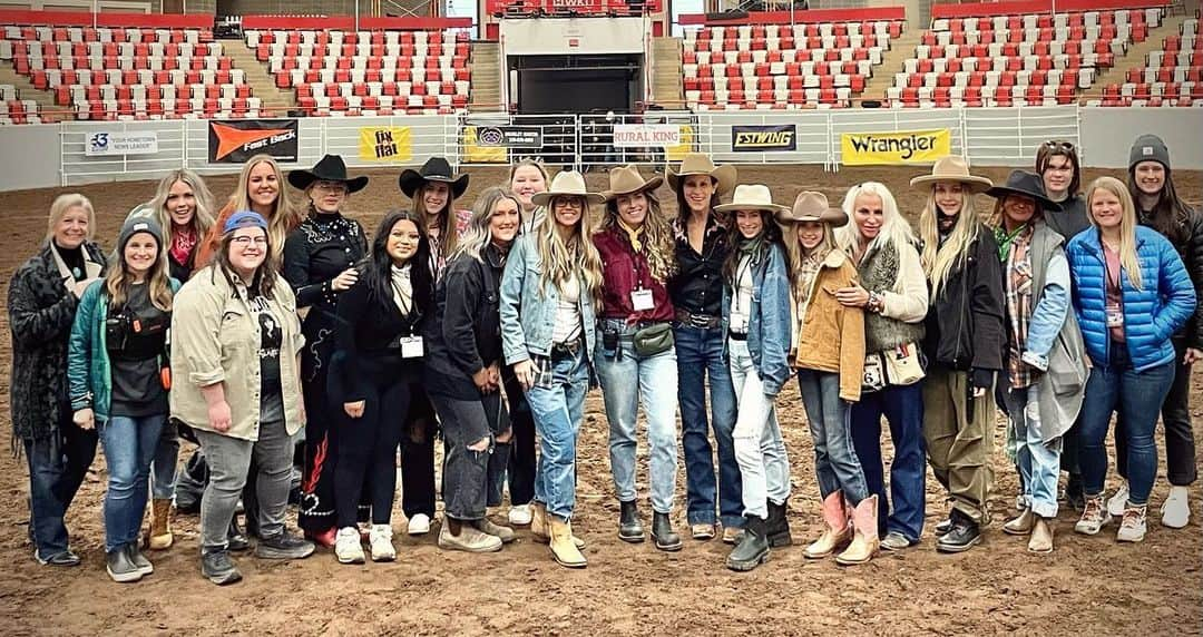 アナベス・ギッシュのインスタグラム：「A special Tennessee team here! Big thank you to these women of @ride_movie & @jakeallyn85 in #2 📸 @shaunmfsilva too many to tag 🙌🏻❤️🙌🏻 @tackleboxfilms @margatehousefilms #ride」