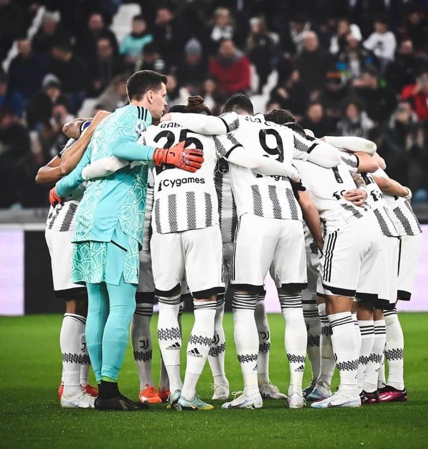 ヴォイチェフ・シュチェスニーのインスタグラム：「We keep fighting, together💪⚪️⚫️  #JuveFiorentina #ForzaJuve」