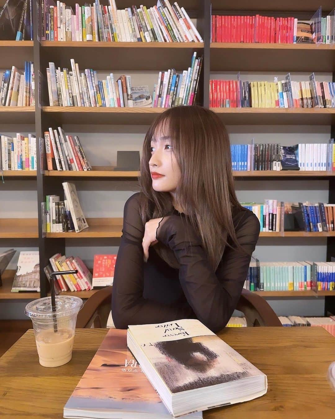 安井レイのインスタグラム：「☕️📖💞」