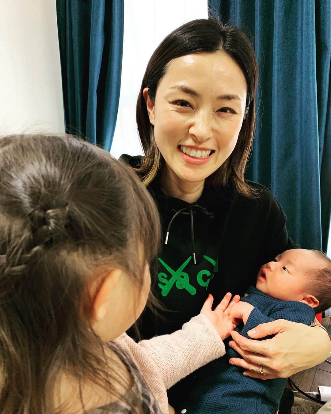 木下あゆ美のインスタグラム：「お友達のベビーに会いに名古屋へ❤️  まだまだ産まれたてホヤホヤちゃんで、ちっさくて可愛すぎて癒されまくり。もう3年も経つと忘れちゃうよね〜🤭  急遽近くに住む熱高仲間も呼び出しw、いっぱい話せたし、満足満足👌　　 #新生児　#フワフワ　#顔はメルちゃんくらい　#熱高生」