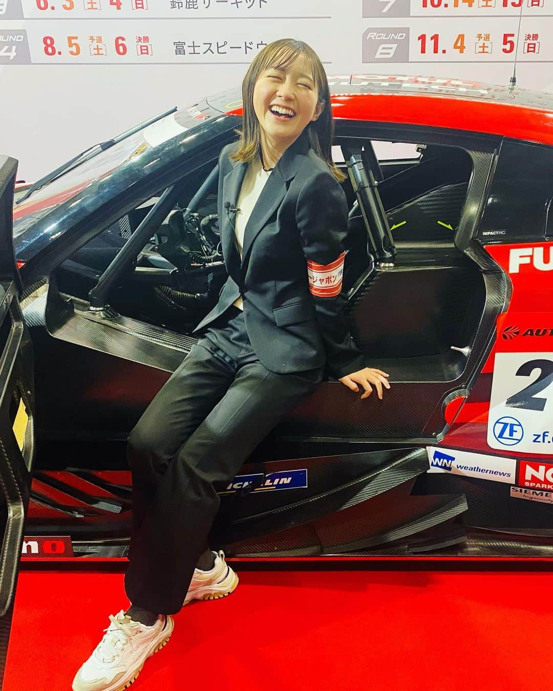 若林有子さんのインスタグラム写真 - (若林有子Instagram)「サンジャポで大阪オートメッセの取材へ🚗  レーシングカーから自衛隊車両まで！ 思わずテンションが上がってしまうようなかっこいい車ばかりでした〜！！  写真上手な宮内Jが色々と撮影してくれたので、たくさん載せちゃいます😎  #弾丸大阪出張🐙 #レーサー気分を味わえました #普段はペーパードライバーです🔰  #大阪オートメッセ #oam #自衛隊車両 #レーシングカー #スーパーGT #サンジャポ #若林有子」2月12日 21時38分 - wakabayashiyuko_