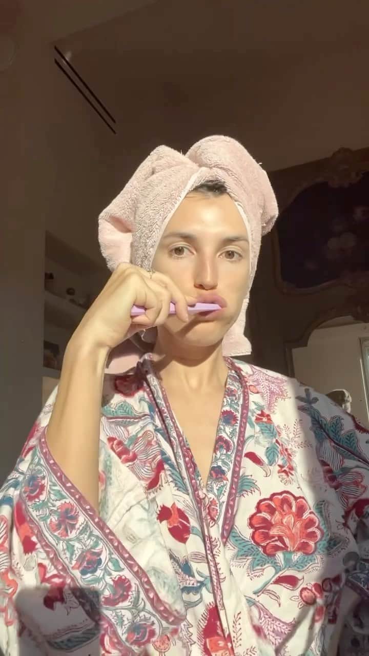Jeanneのインスタグラム：「Here it’s my essential steps to get ready in less than 10min with @lesfillesenrouje   SKIN/HAIR 1: Hydration with Hydrating floral essence by Tata Harper and La Crème by @lesfillesenrouje  2: A touch of glow and extra moisture with l’huile by @lesfillesenrouje 3: 50spf sun protection by ultra violette 4: La Brume by @lesfillesenrouje (coming soon…)  Makeup: 1: eyebrow gel by Schwarzkopf  2: bronzer Oh My cream  3: Highlighter and blush La Palette Visage @lesfillesenrouje 4: eyelash curler by Mac  5: lip liner by Victoria Beckham number 2 6: Lips La Palette Madame by @lesfillesenrouje  Et voilà! 💋」